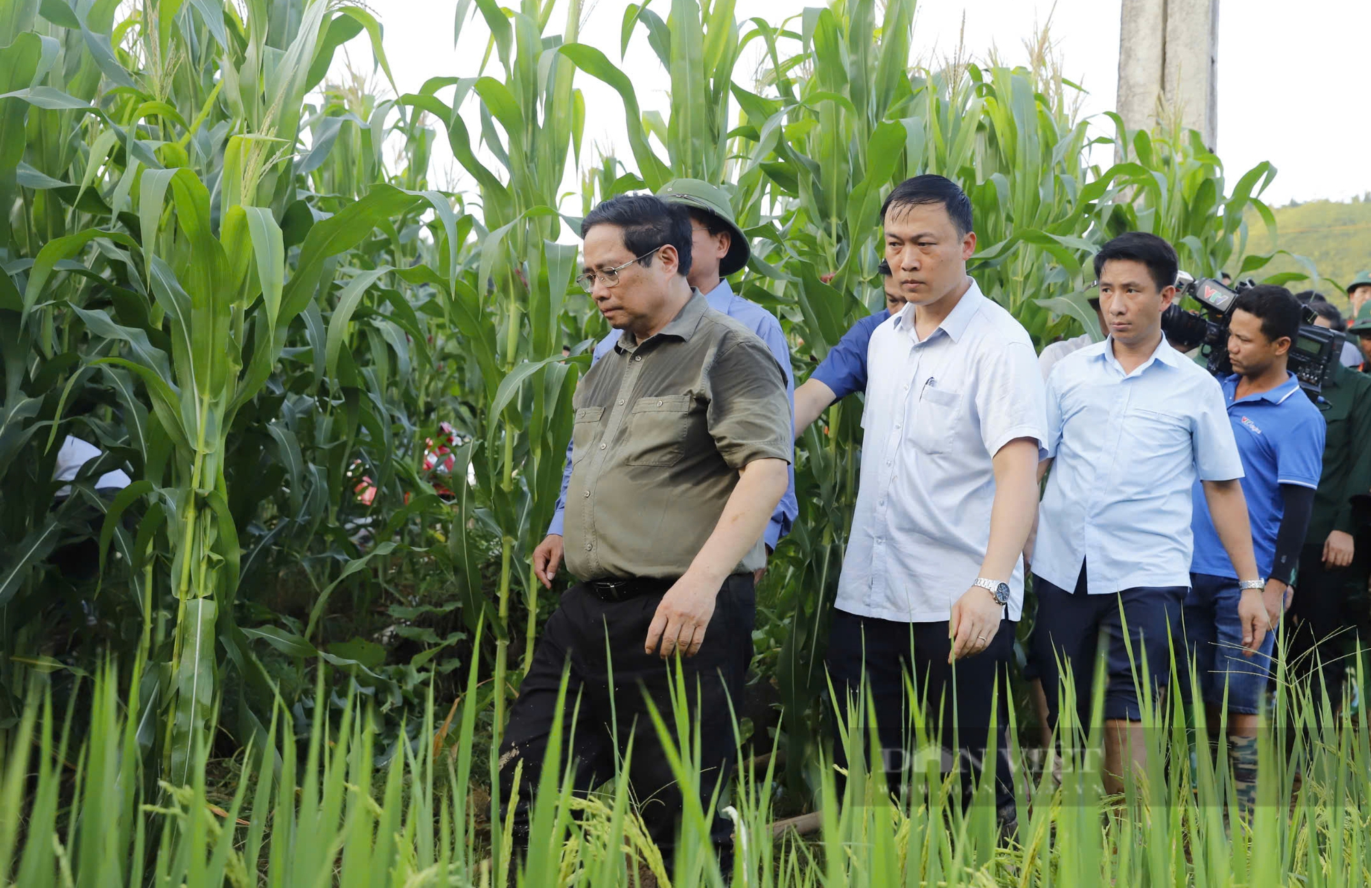 Thủ tướng Phạm Minh Chính đến hiện trường Làng Nủ - nơi gần 100 người chết và mất tích vì lũ quét - Ảnh 2.