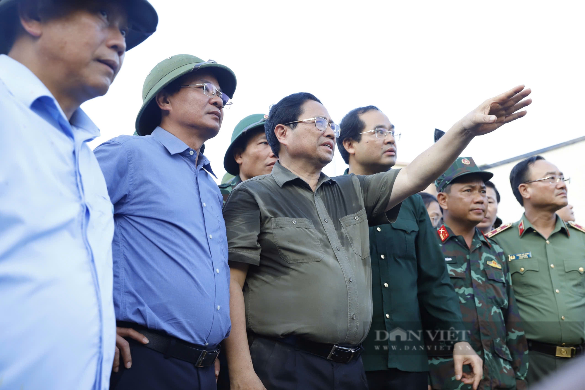 Thủ tướng Phạm Minh Chính đến hiện trường Làng Nủ - nơi gần 100 người chết và mất tích vì lũ quét - Ảnh 3.