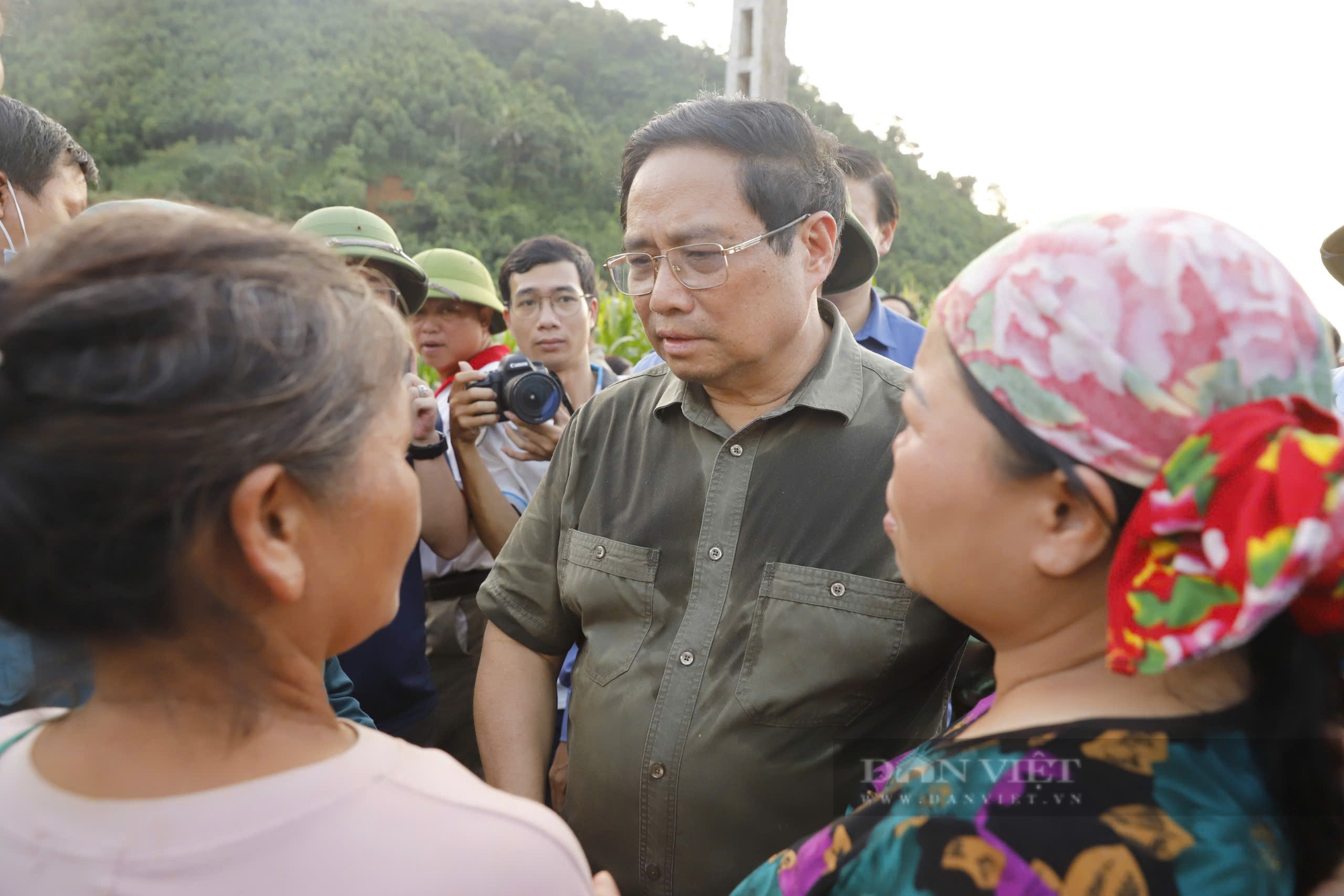 Thủ tướng Phạm Minh Chính đến hiện trường Làng Nủ - nơi gần 100 người chết và mất tích vì lũ quét - Ảnh 5.