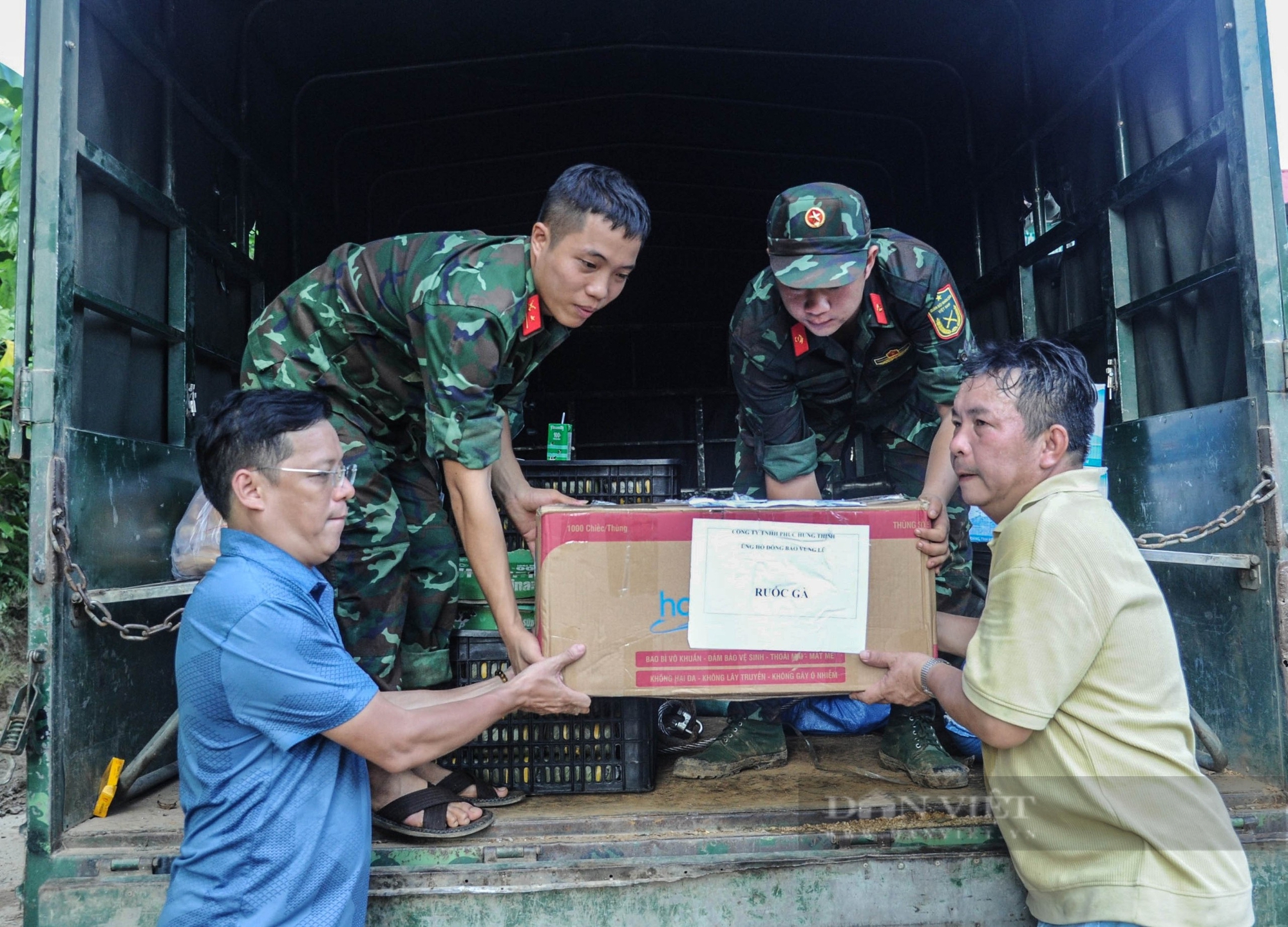 Vượt mưa đêm mang hàng cứu trợ về với bà con vùng rốn lũ - Ảnh 12.