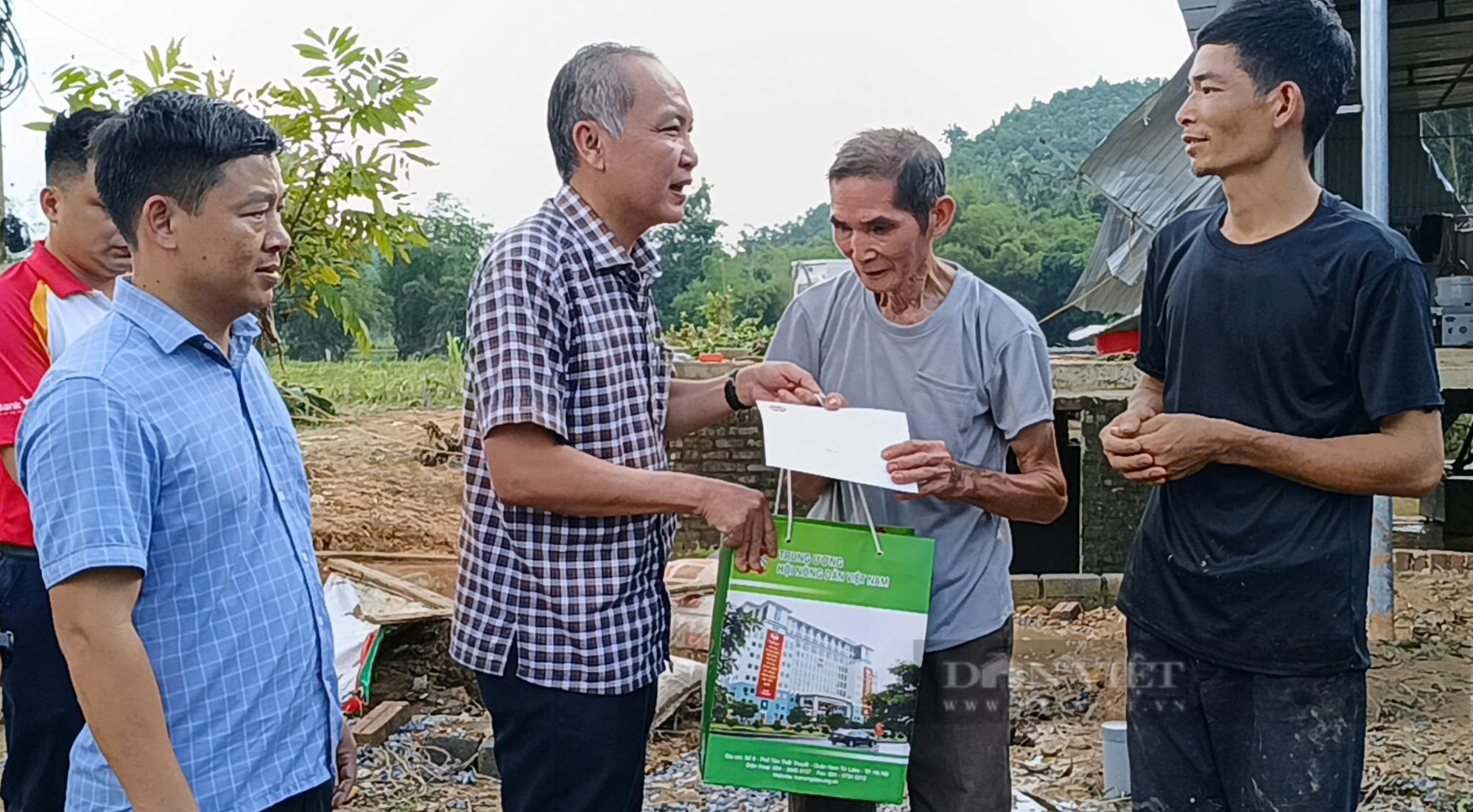 Phó Chủ tịch Thường trực TƯ Hội NDVN Phan Như Nguyện thăm, tặng quà tại vùng lũ Thái Nguyên- Ảnh 2.