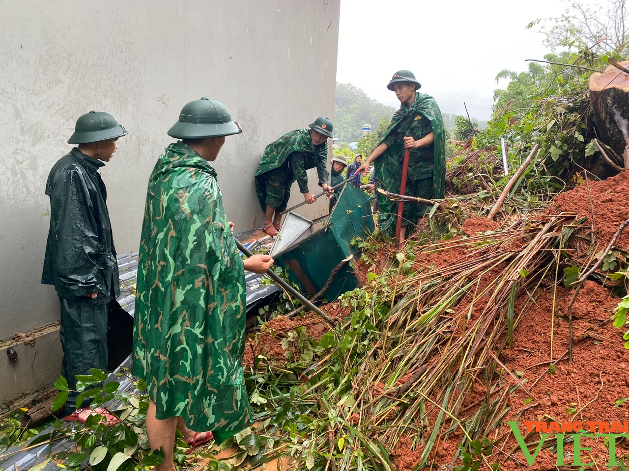 Nghĩa tình quân dân trong cơn mưa bão - Ảnh 2.