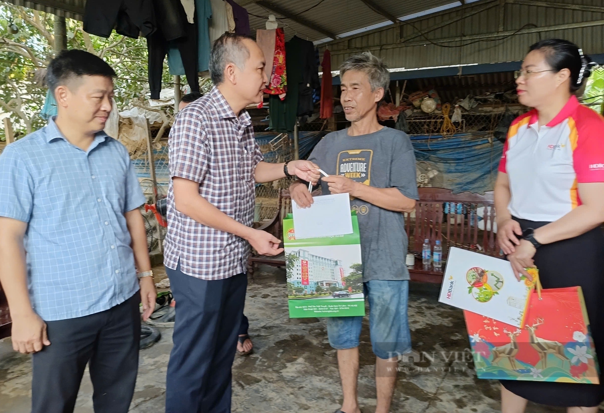 Phó Chủ tịch Thường trực TƯ Hội NDVN Phan Như Nguyện thăm, tặng quà tại vùng lũ Thái Nguyên- Ảnh 4.