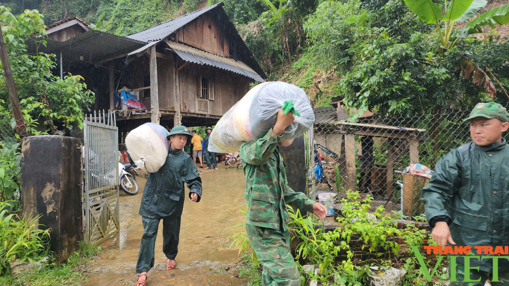 Nghĩa tình quân dân trong cơn mưa bão - Ảnh 3.