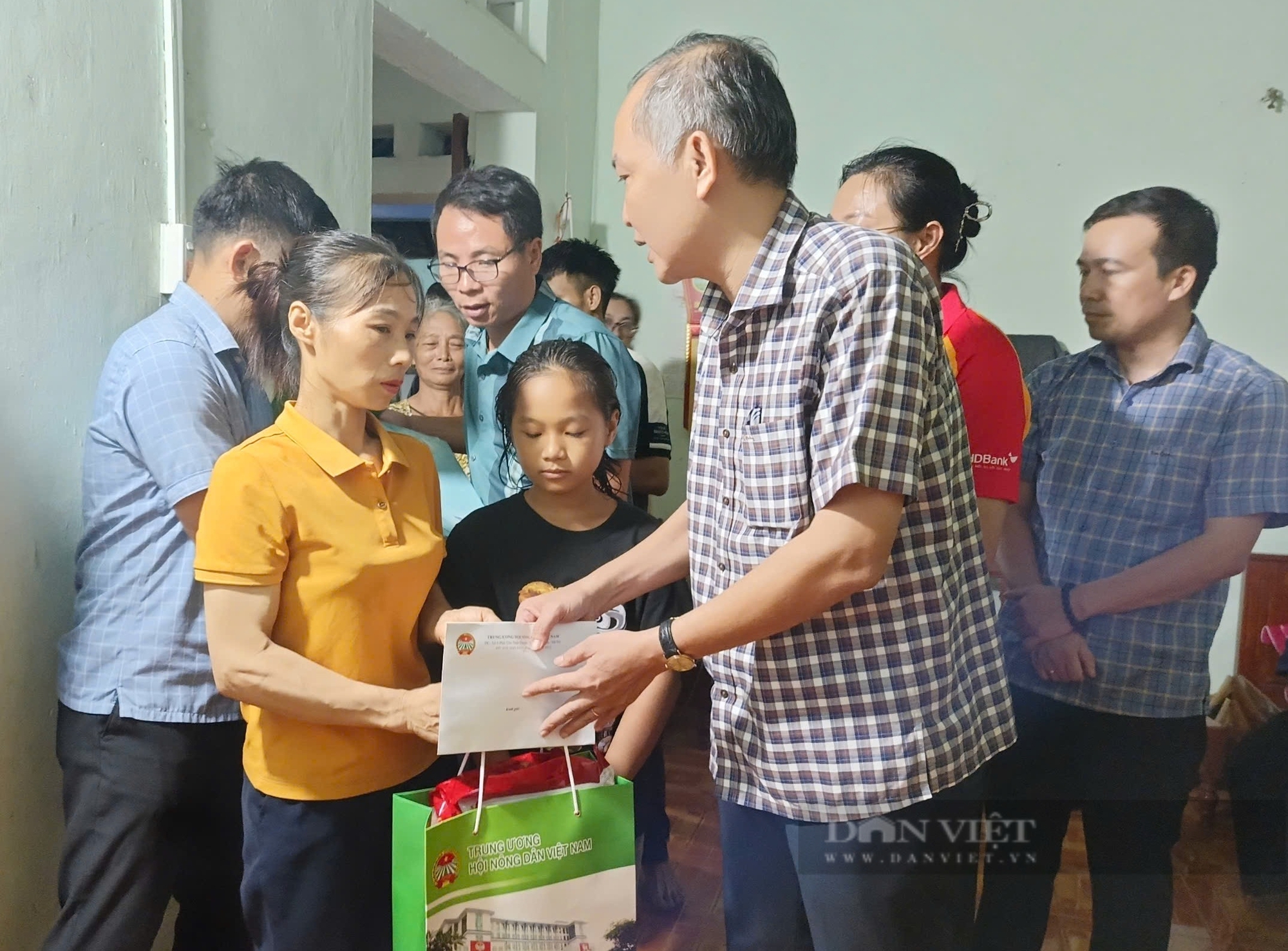 Phó Chủ tịch Thường trực TƯ Hội NDVN Phan Như Nguyện thăm, tặng quà tại vùng lũ Thái Nguyên- Ảnh 3.