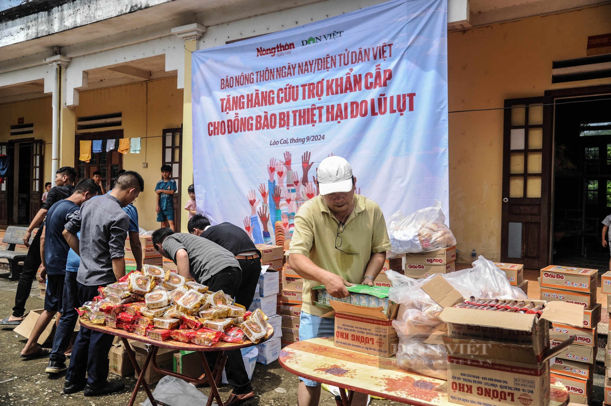 Vượt mưa đêm mang hàng cứu trợ về với bà con vùng rốn lũ - Ảnh 8.