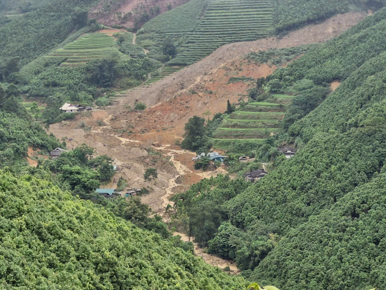 Lào Cai: Sẽ xây dựng ngay 4 khu tái định cư cho những hộ bị thiệt hại về nhà ở do thiên tai - Ảnh 4.