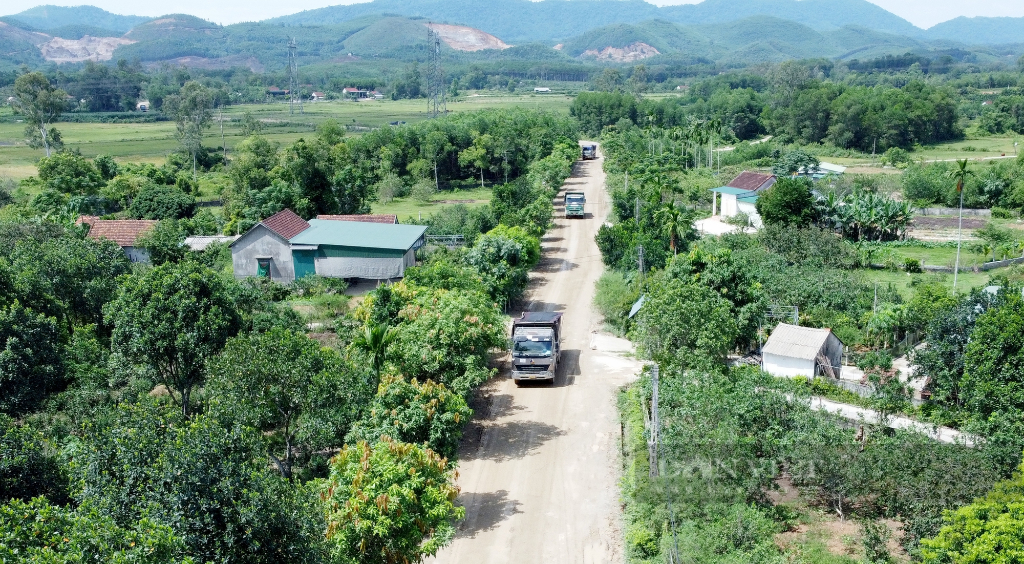 Hà Tĩnh: Đoàn xe "hổ vồ" cày nát đường khu dân cư kiểu mẫu, người dân bất lực sống chung với ô nhiễm- Ảnh 1.