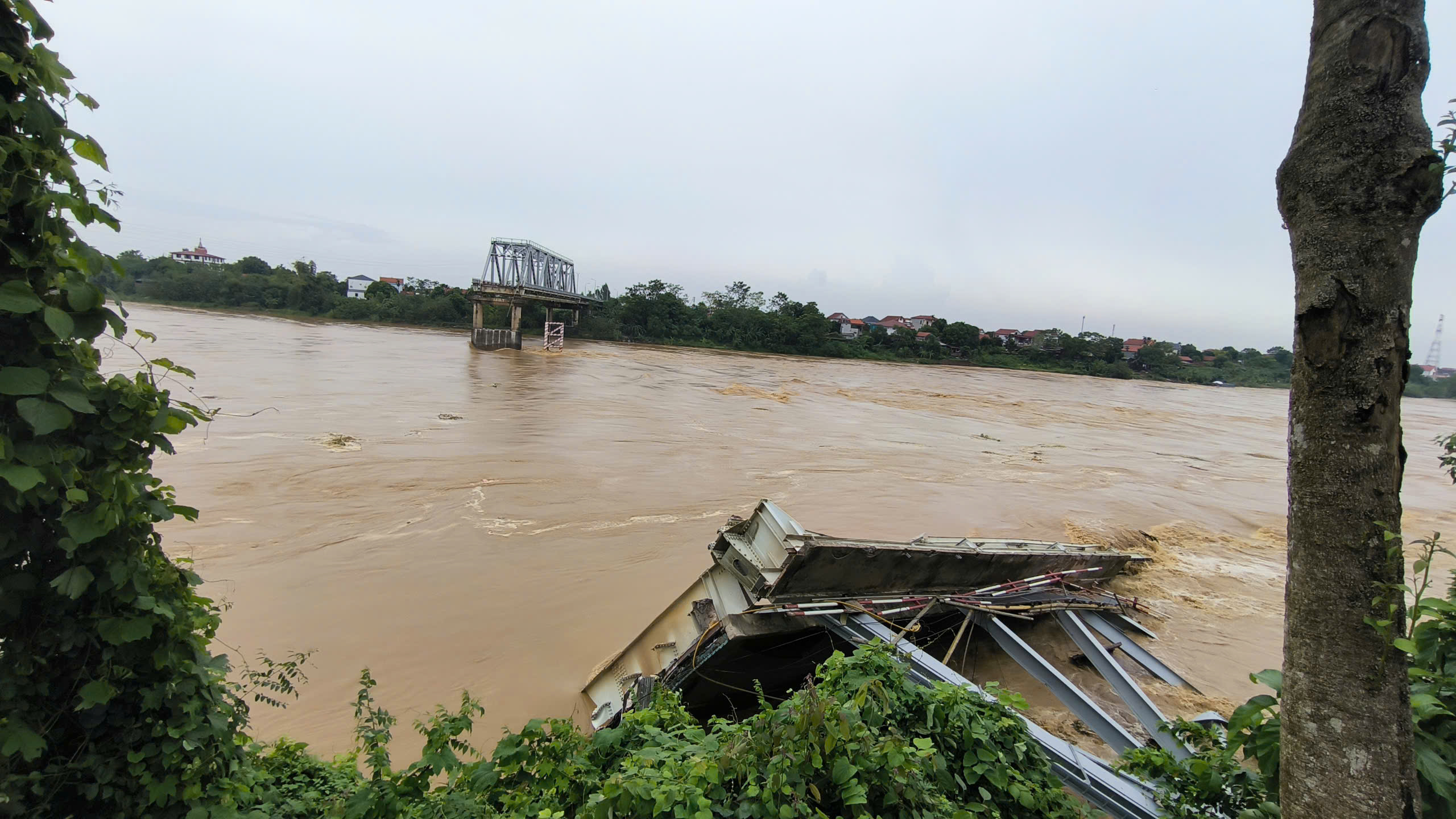 Thông tin mới nhất vụ sập Cầu Phong Châu (Phú Thọ): Nước rút sâu, "tổng lực" bộ đội, công an tìm kiếm người - Ảnh 4.