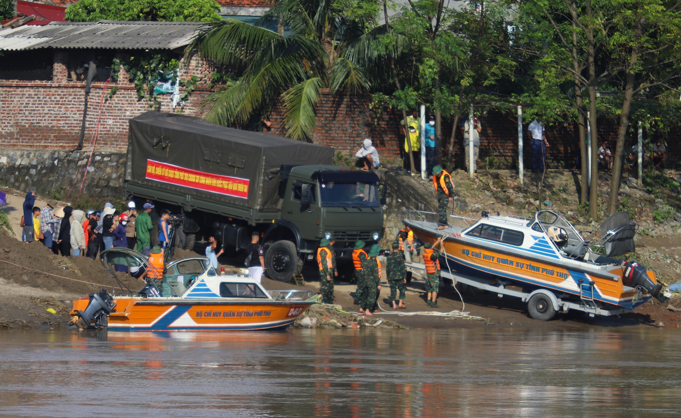 Thông tin mới nhất vụ sập Cầu Phong Châu (Phú Thọ): Nước rút sâu, "tổng lực" bộ đội, công an tìm kiếm người - Ảnh 1.