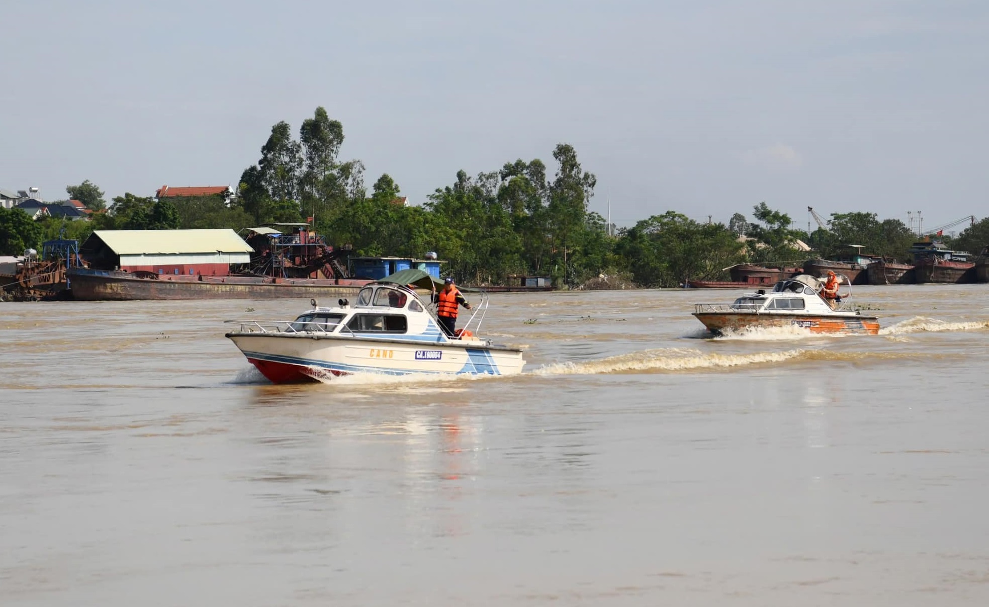 Thông tin mới nhất vụ sập Cầu Phong Châu (Phú Thọ): Nước rút sâu, "tổng lực" bộ đội, công an tìm kiếm người - Ảnh 2.