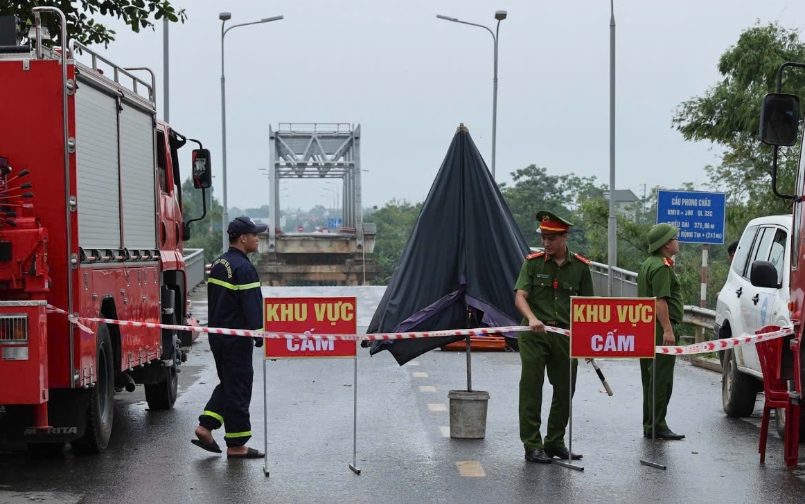 Khẩn trương xây dựng cầu Phong Châu mới - Ảnh 1.