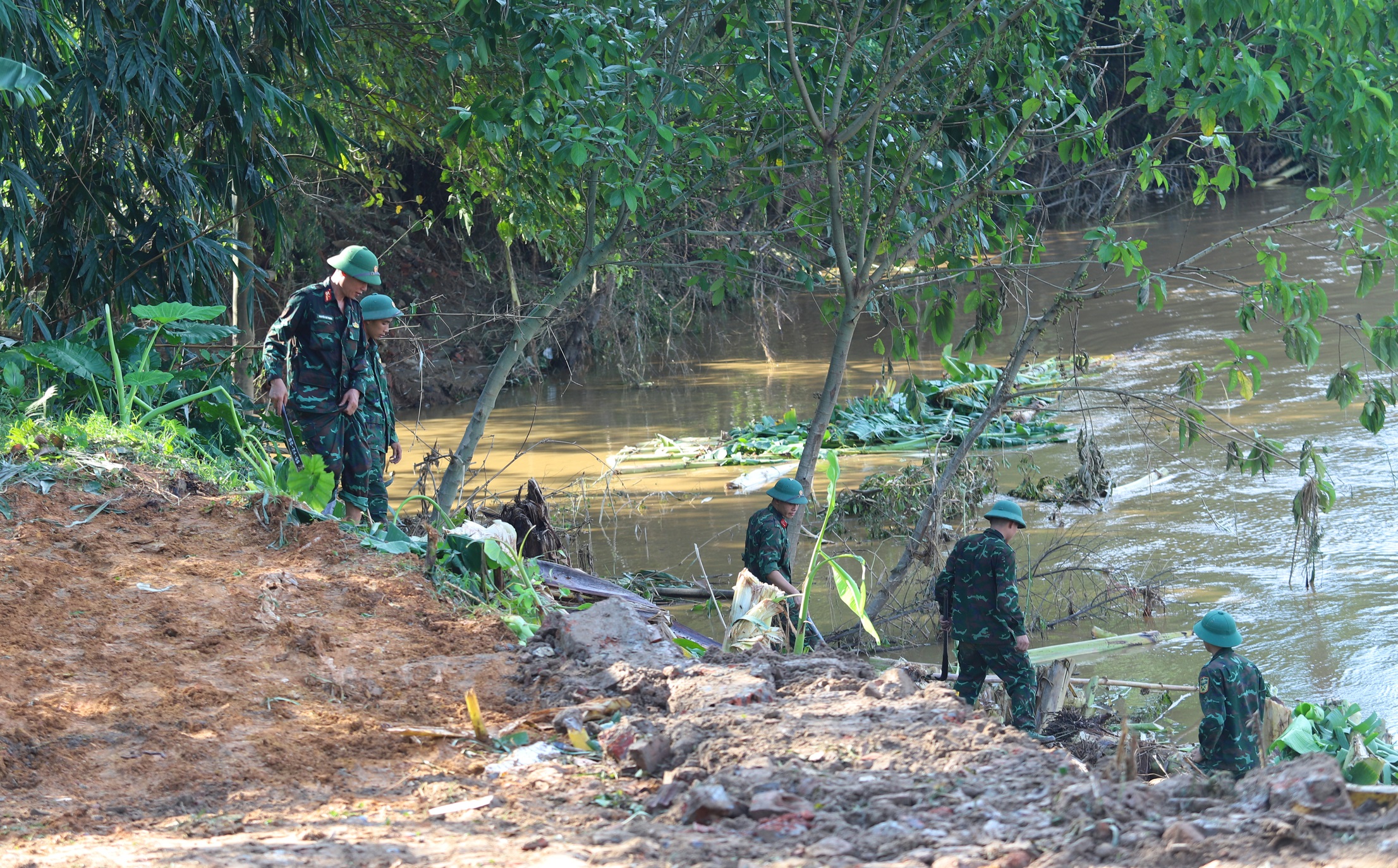 Thông tin mới nhất vụ sập Cầu Phong Châu (Phú Thọ): Nước rút sâu, "tổng lực" bộ đội, công an tìm kiếm người - Ảnh 3.