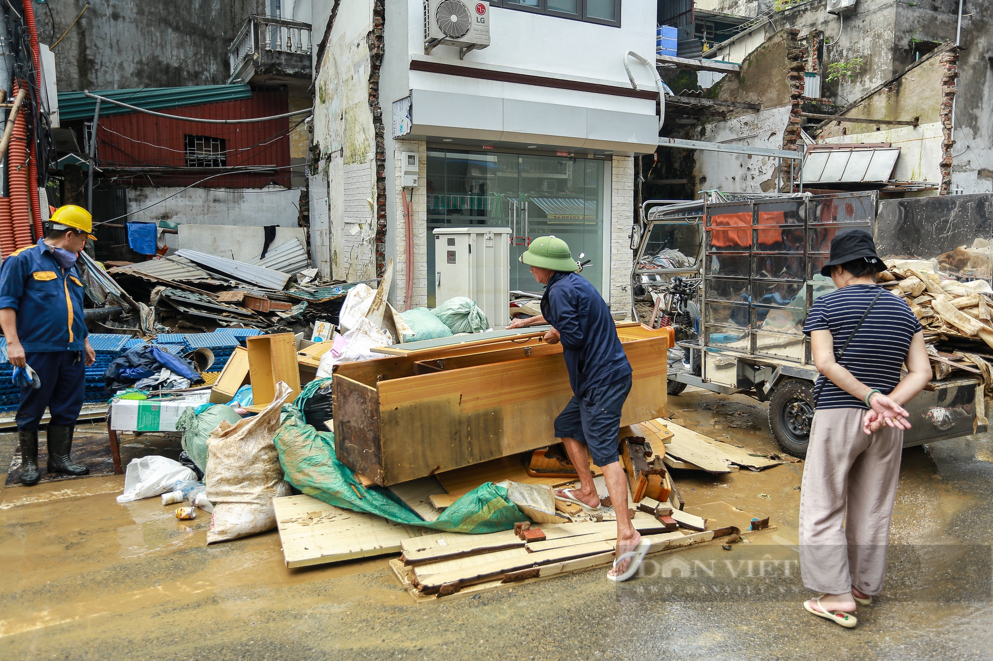 Bùn đất ngập ngụa, người dân ven sông Hồng tất bật dọn dẹp nhà cửa khi nước rút - Ảnh 22.