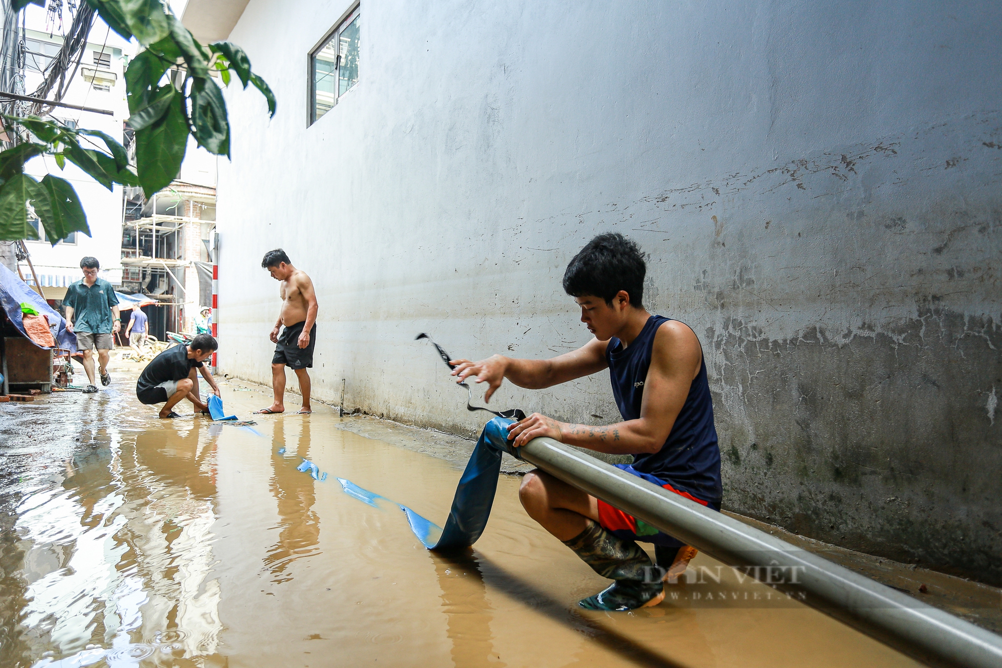 Bùn đất ngập ngụa, người dân ven sông Hồng tất bật dọn dẹp nhà cửa khi nước rút - Ảnh 11.