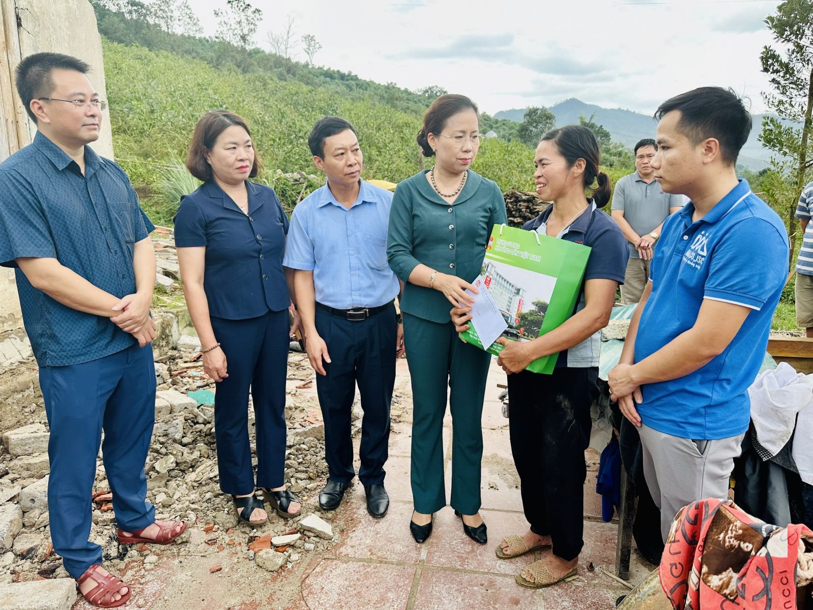 Phó Chủ tịch Trung ương Hội NDVN Bùi Thị Thơm thăm hỏi, tặng quà nông dân bị thiệt hại bão lũ ở Bắc Giang - Ảnh 3.