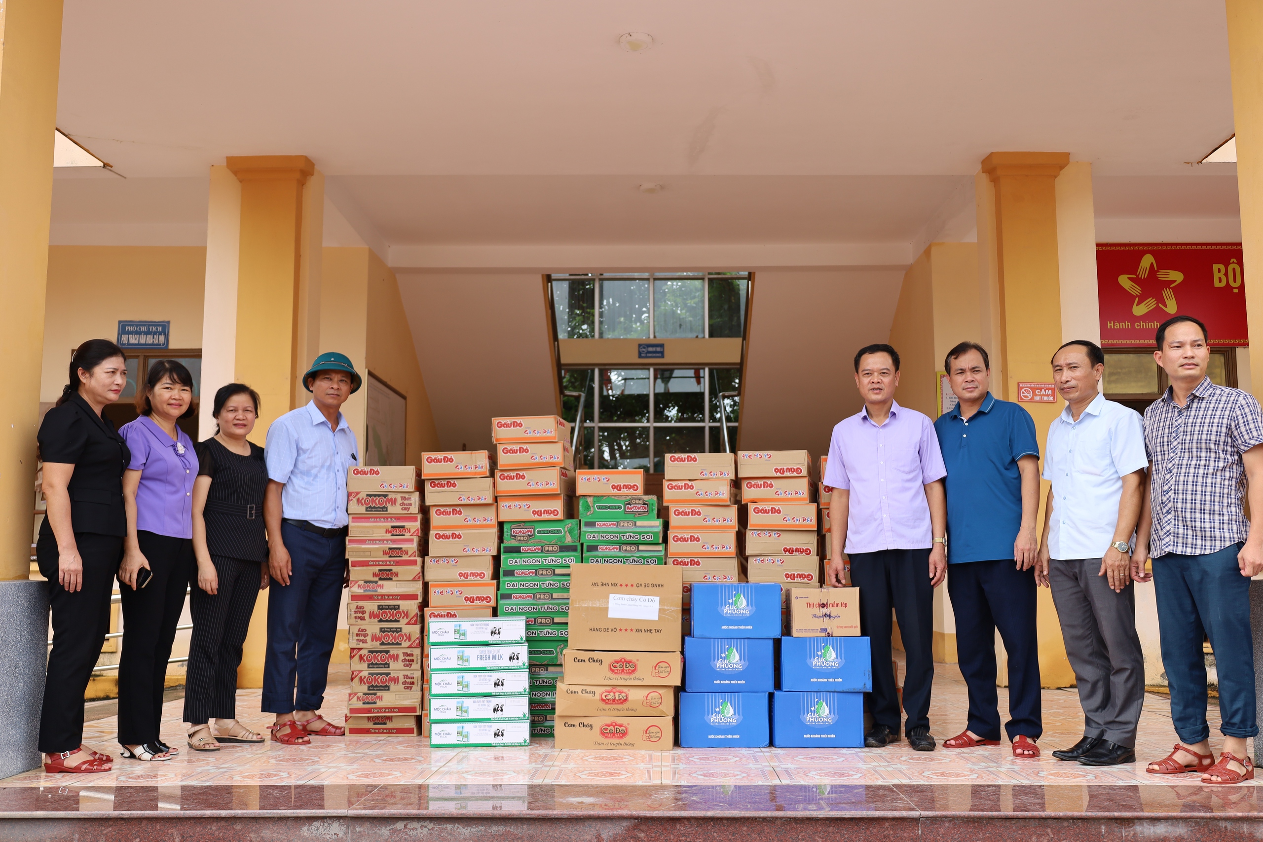 Hội Nông dân tỉnh Ninh Bình trao quà ủng hộ người dân vùng lũ huyện Gia Viễn và Nho Quan - Ảnh 3.