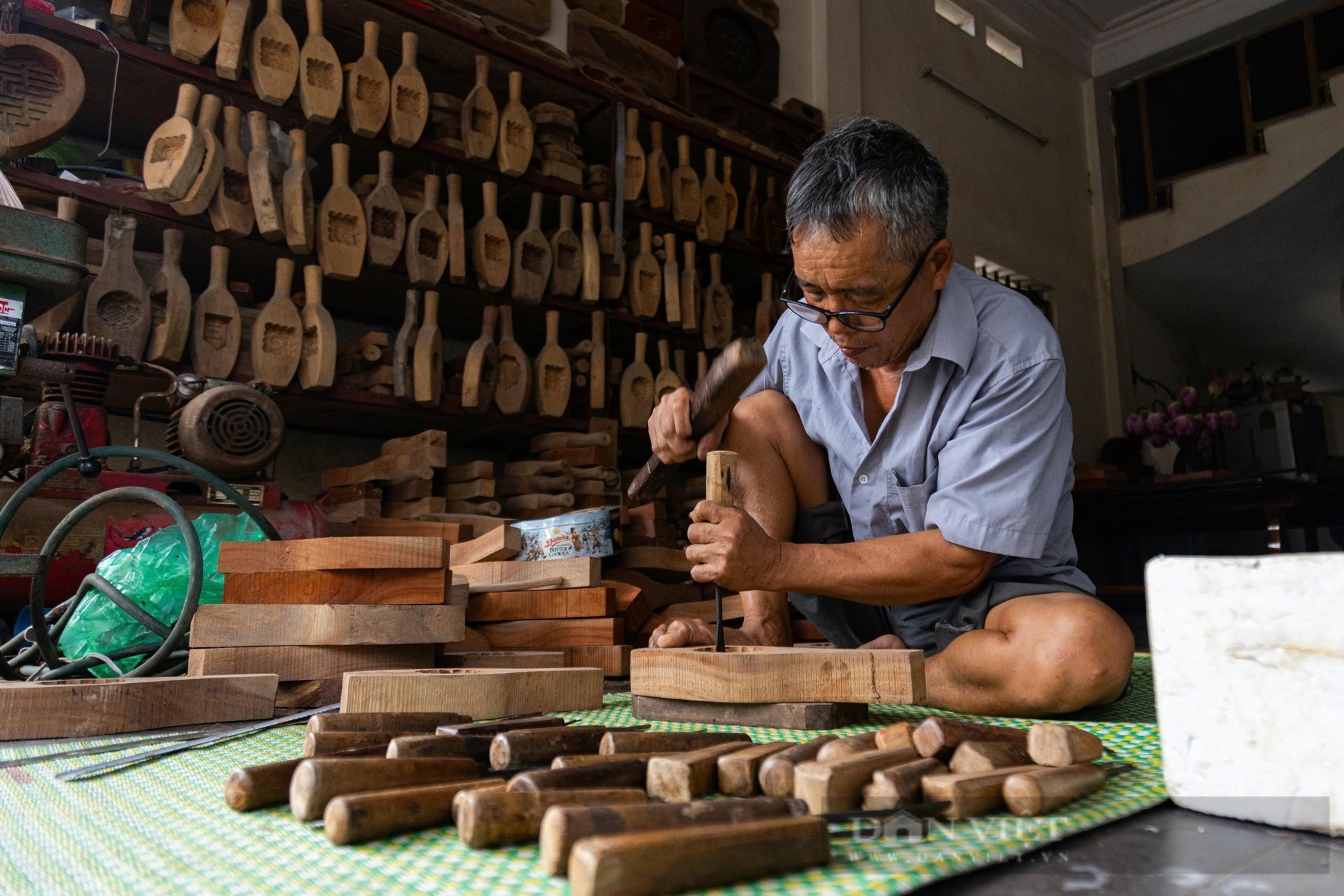 Người níu hồn Trung thu cũ bằng khuôn gỗ thủ công  - Ảnh 3.