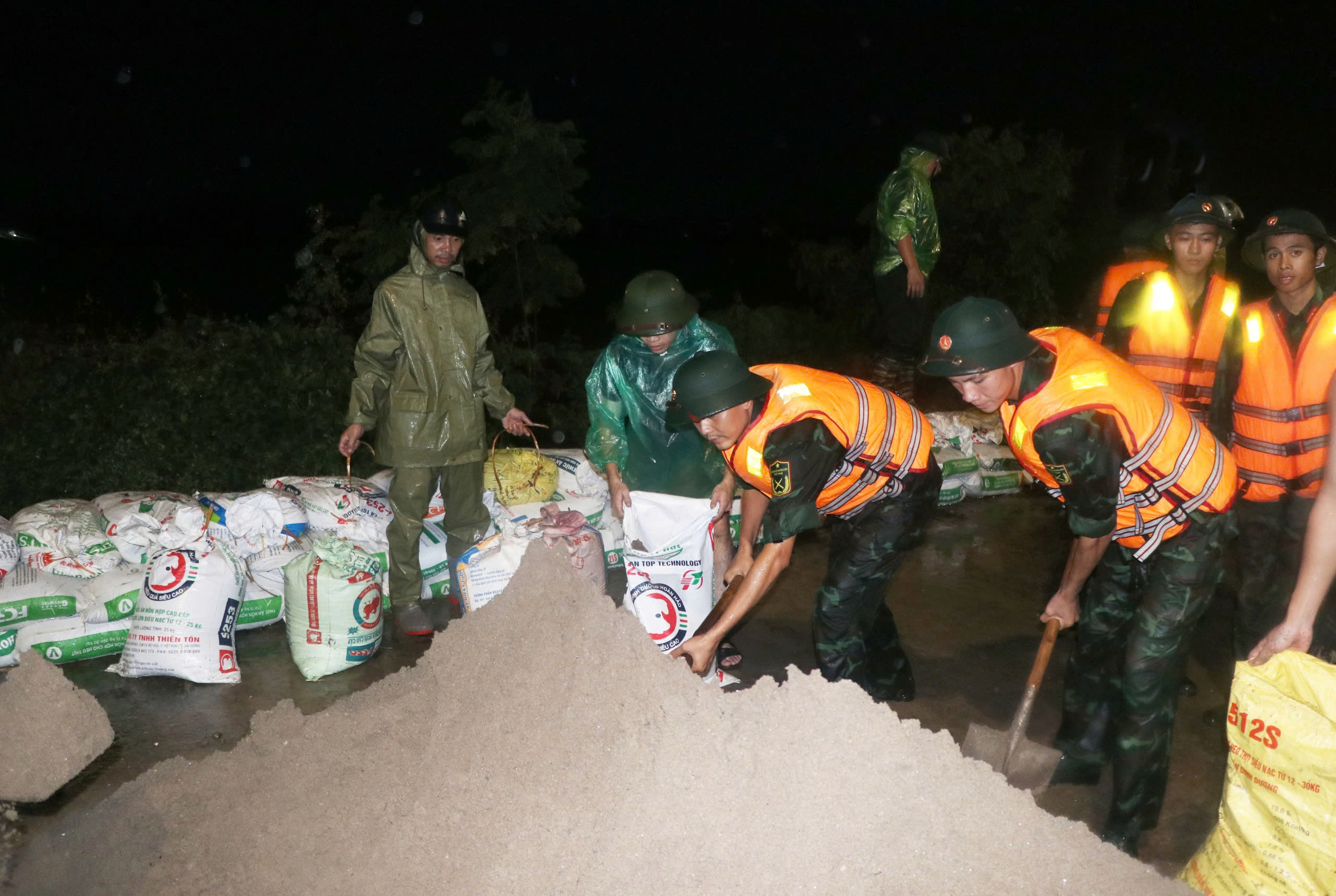 Bắc Ninh cứu được đê sông Cầu nhờ trưng tập cát từ... đường vành đai 4 - Ảnh 2.