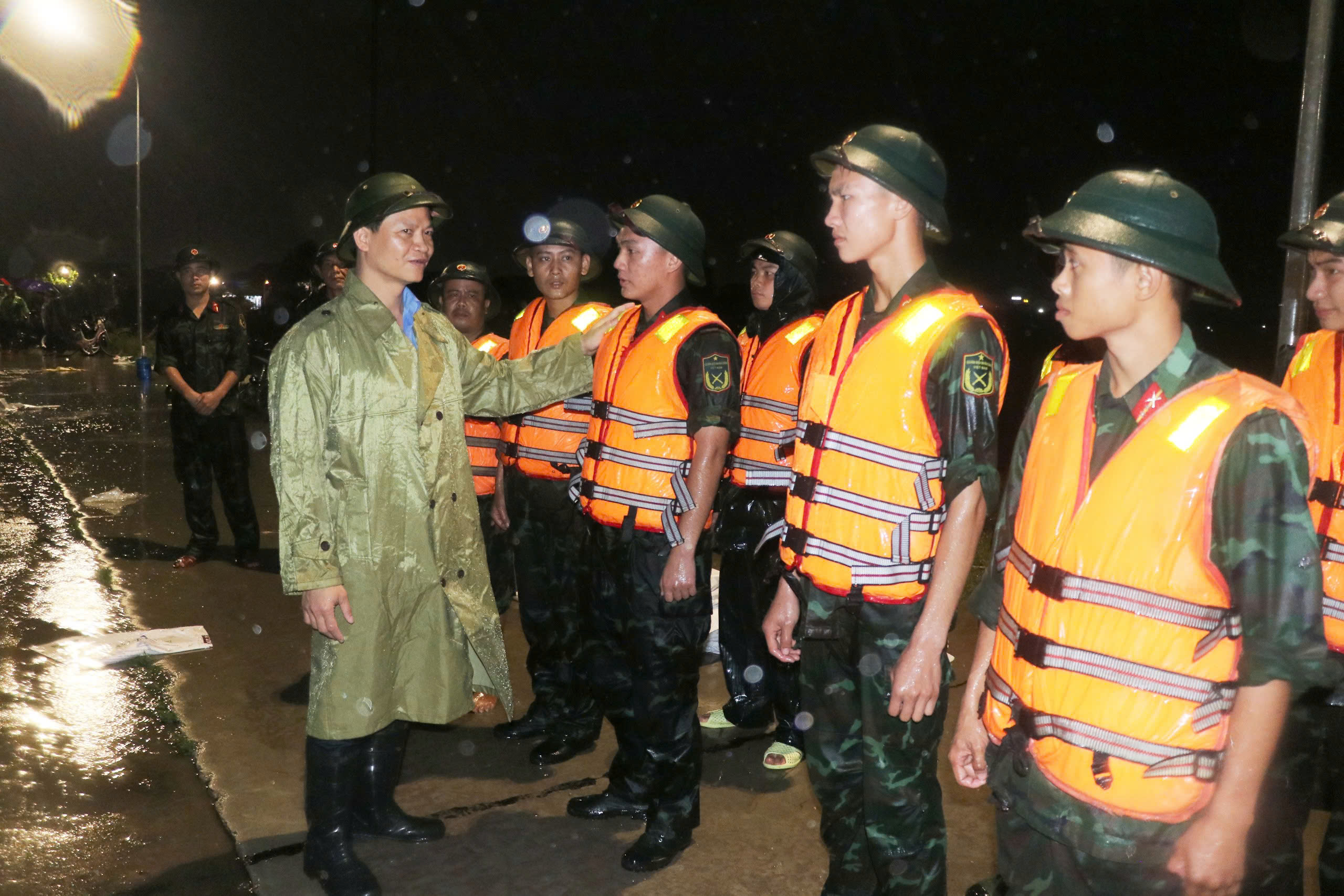 Bắc Ninh cứu được đê sông Cầu nhờ trưng tập cát từ... đường vành đai 4 - Ảnh 3.