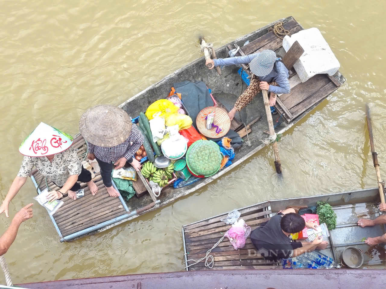 Cuộc sống 2.500 nhân khẩu ở Kênh Gà cô lập bởi lũ: Nấu cơm ngay trên thuyền, nhà nào cũng có thuyền- Ảnh 6.