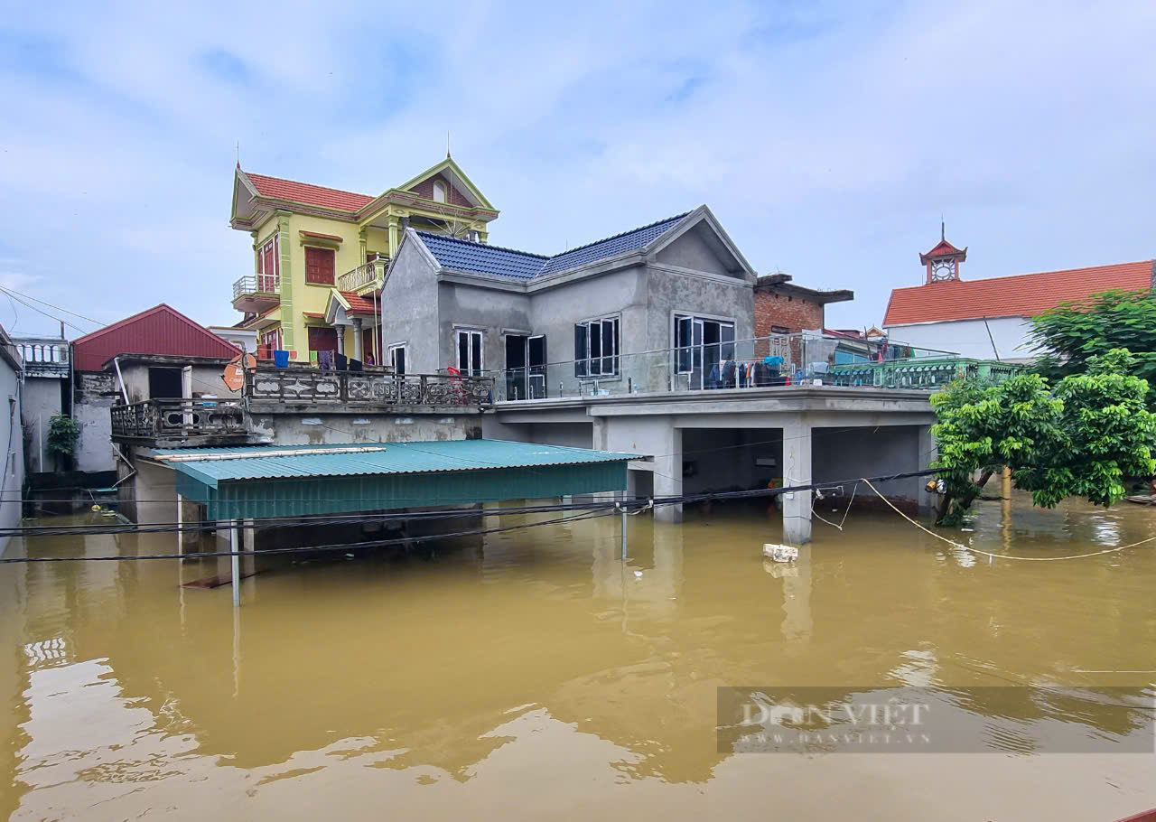 Cuộc sống 2.500 nhân khẩu ở Kênh Gà cô lập bởi lũ: Nấu cơm ngay trên thuyền, nhà nào cũng có thuyền- Ảnh 2.