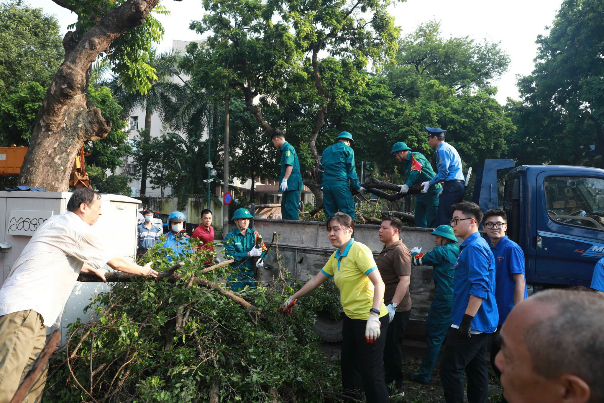 Bí thư Hà Nội xuống đường dọn rác sau siêu bão Yagi- Ảnh 3.