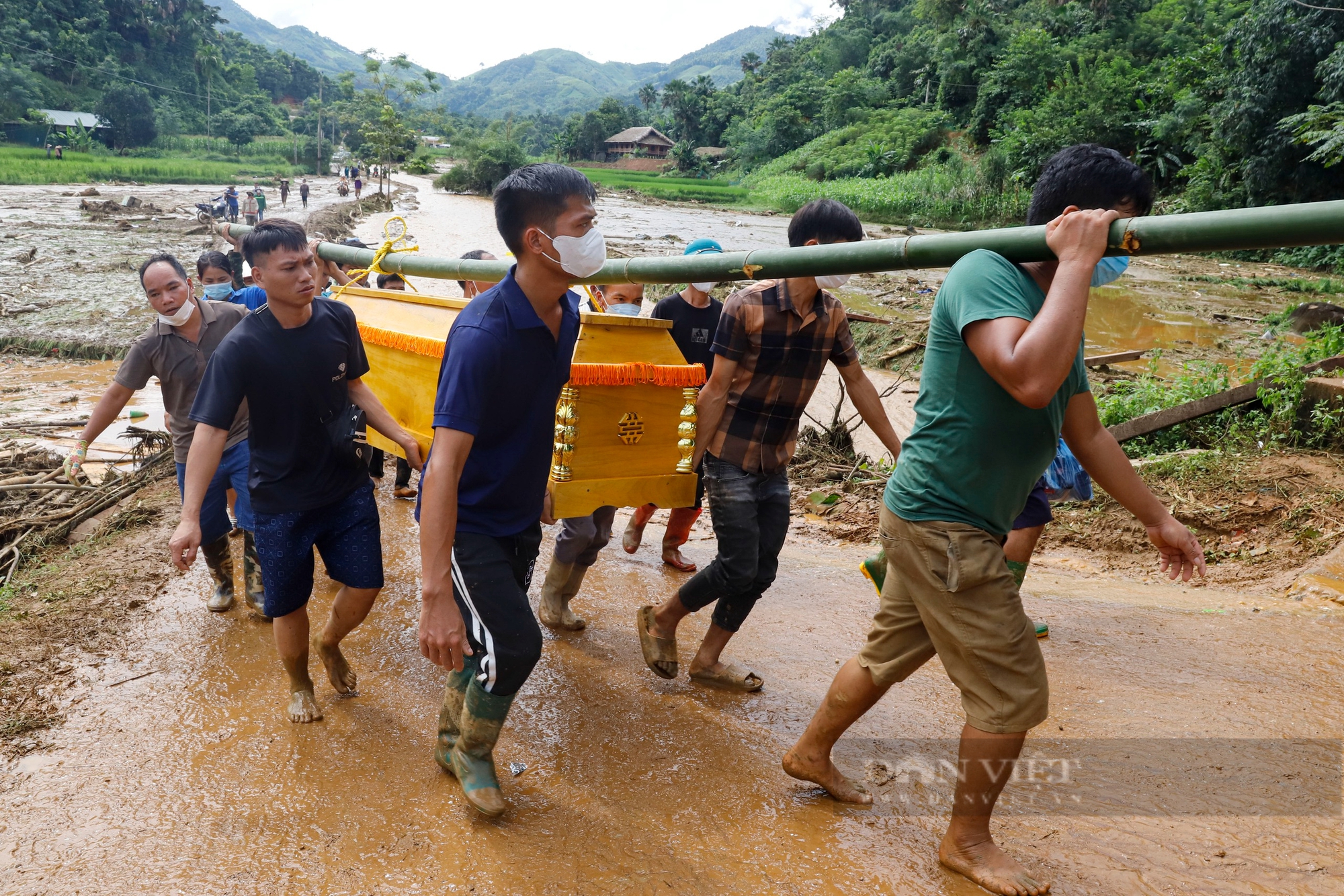 48H SAU TRẬN LŨ QUÉT KINH HOÀNG TẠI LÀNG NỦ - Ảnh 9.