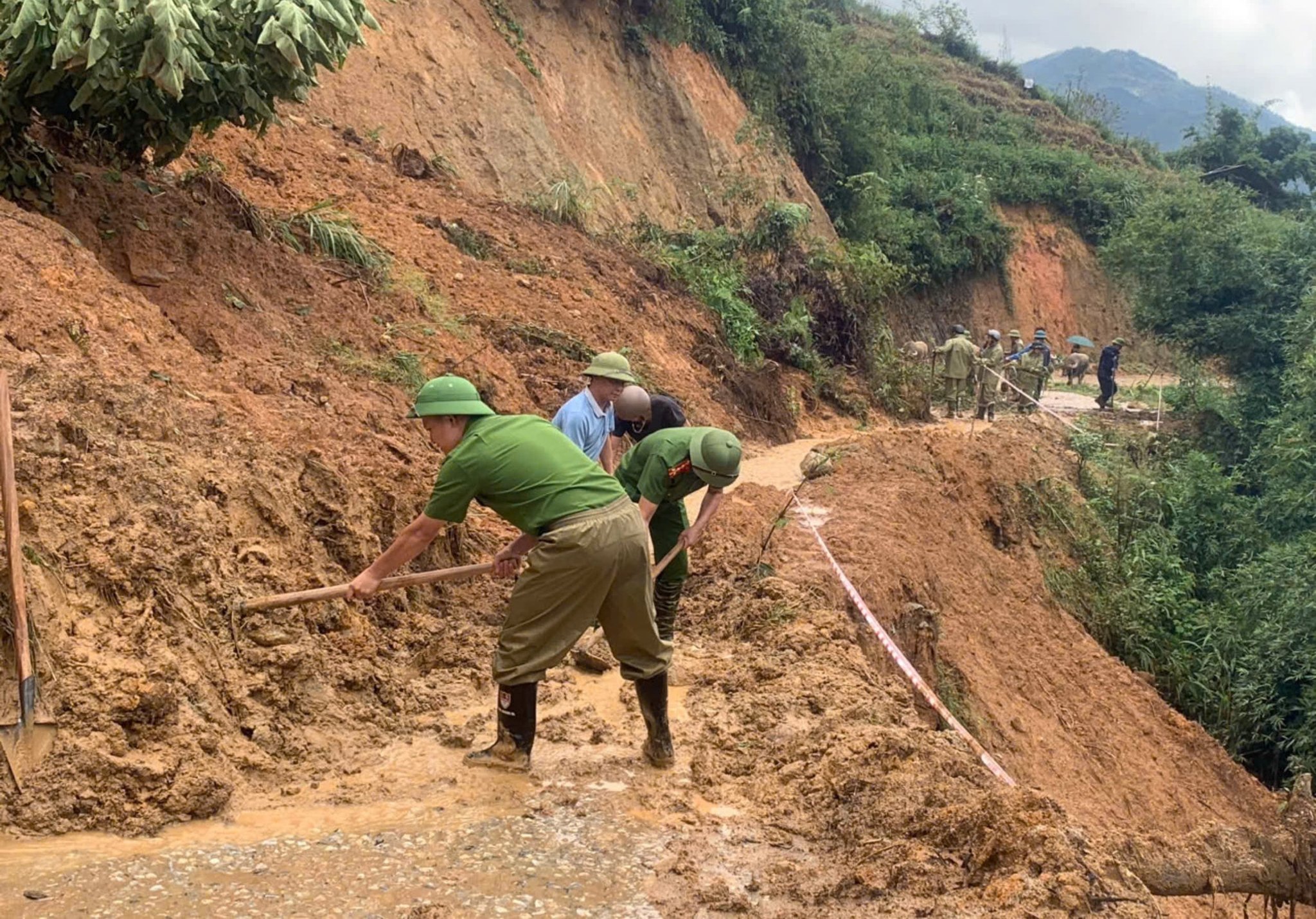 Lào Cai tập trung khắc phục hậu quả bão lũ, sạt lở đất, ổn định sản xuất- Ảnh 10.