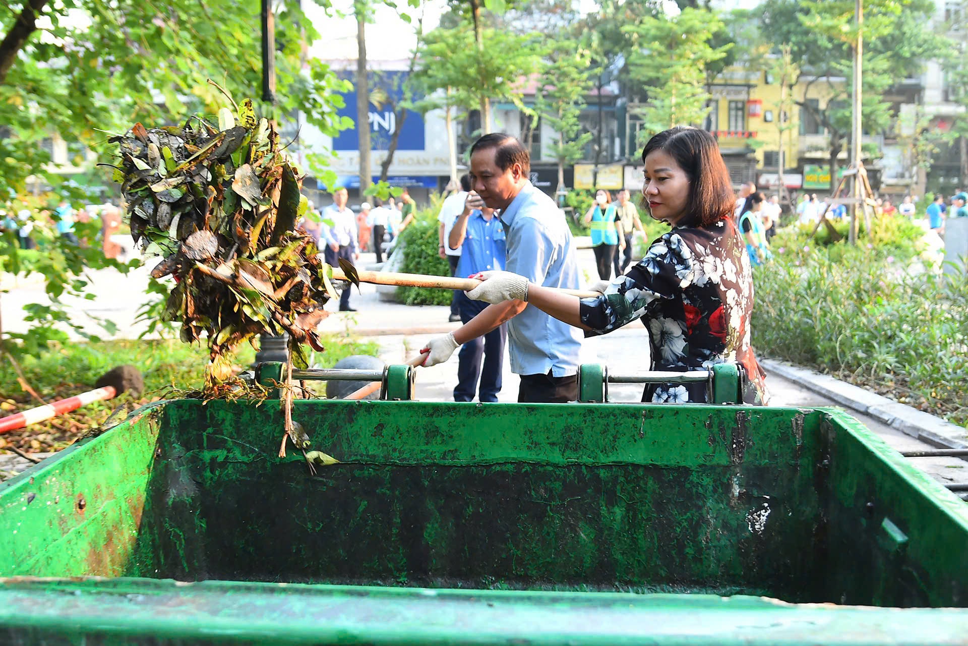 Bí thư Hà Nội xuống đường dọn rác sau siêu bão Yagi- Ảnh 2.