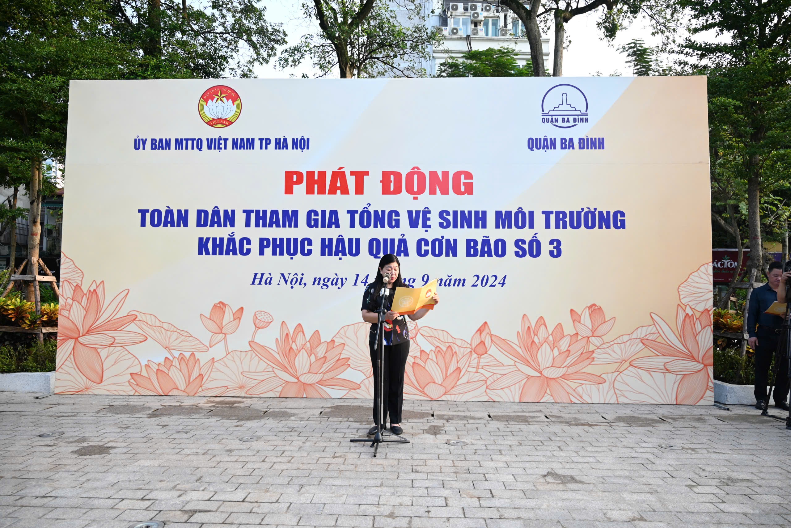 Bí thư Hà Nội xuống đường dọn rác sau siêu bão Yagi- Ảnh 4.