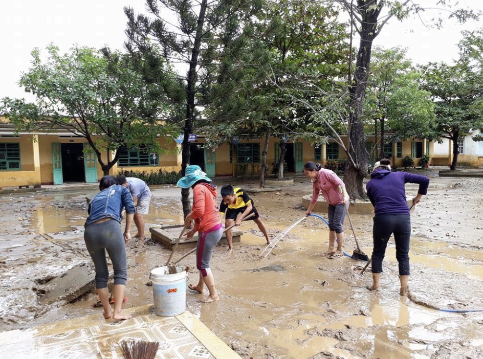 Cứu trợ thiên tai: "Không nên để cảnh một thôn 300 người mà nhận hàng nghìn chiếc bánh chưng"- Ảnh 1.