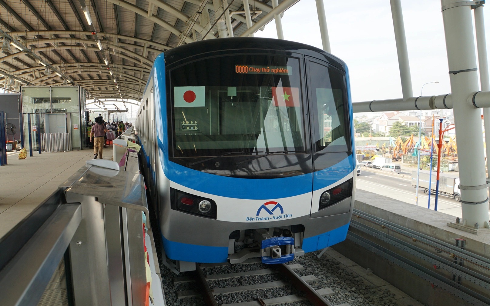 Metro số 1 hoàn thành kết nối cầu các nhà ga, vượt tiến độ 45 ngày - Ảnh 2.