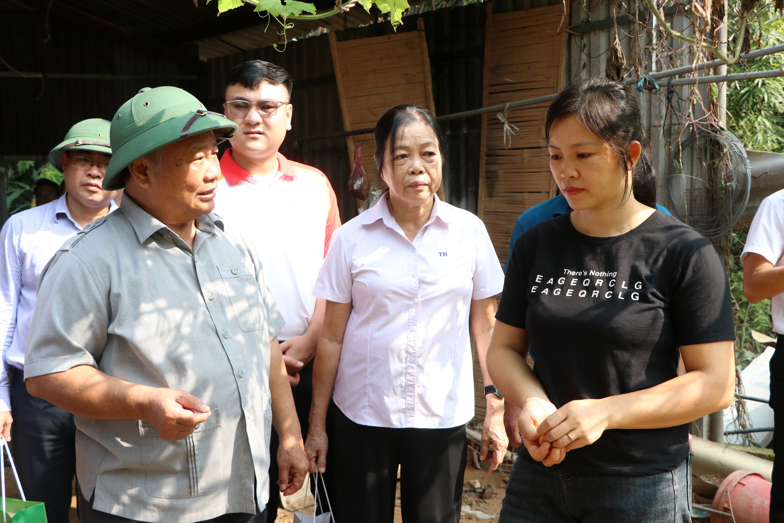 Phó Chủ tịch Hội NDVN Đinh Khắc Đính thăm, tặng quà nông dân  - Ảnh 9.