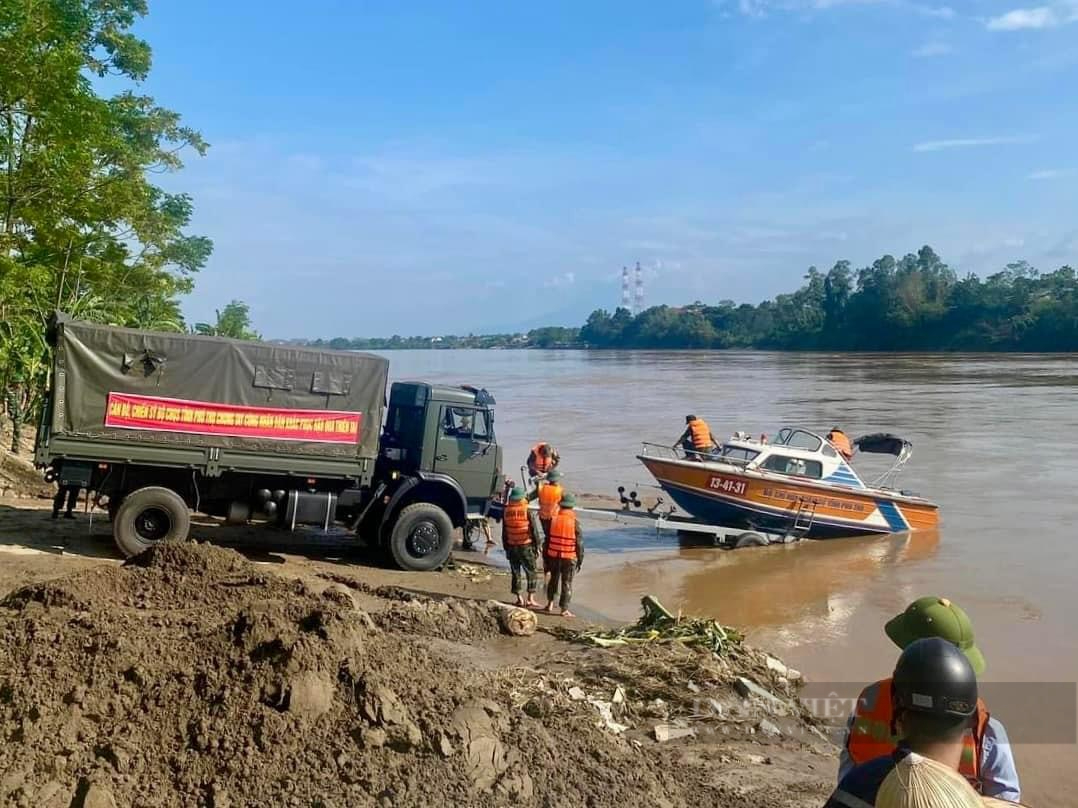 Hình ảnh mới nhất tìm kiếm người mất tích vụ sập cầu Phong Châu trên sông Hồng- Ảnh 5.