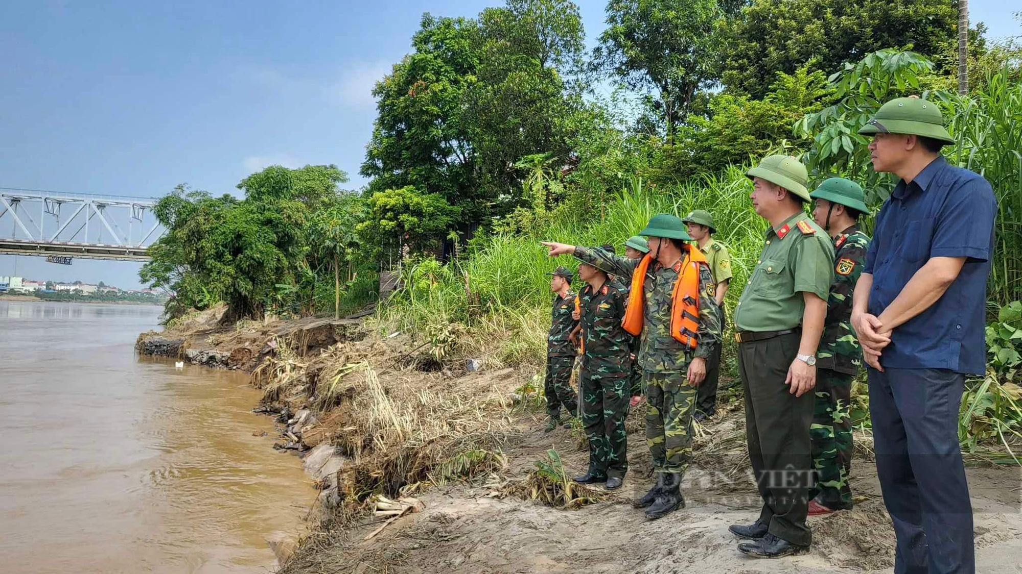 Hình ảnh mới nhất tìm kiếm người mất tích vụ sập cầu Phong Châu trên sông Hồng- Ảnh 3.