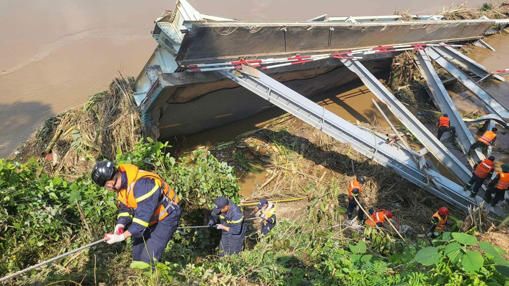 Hình ảnh mới nhất tìm kiếm người mất tích vụ sập cầu Phong Châu trên sông Hồng- Ảnh 8.