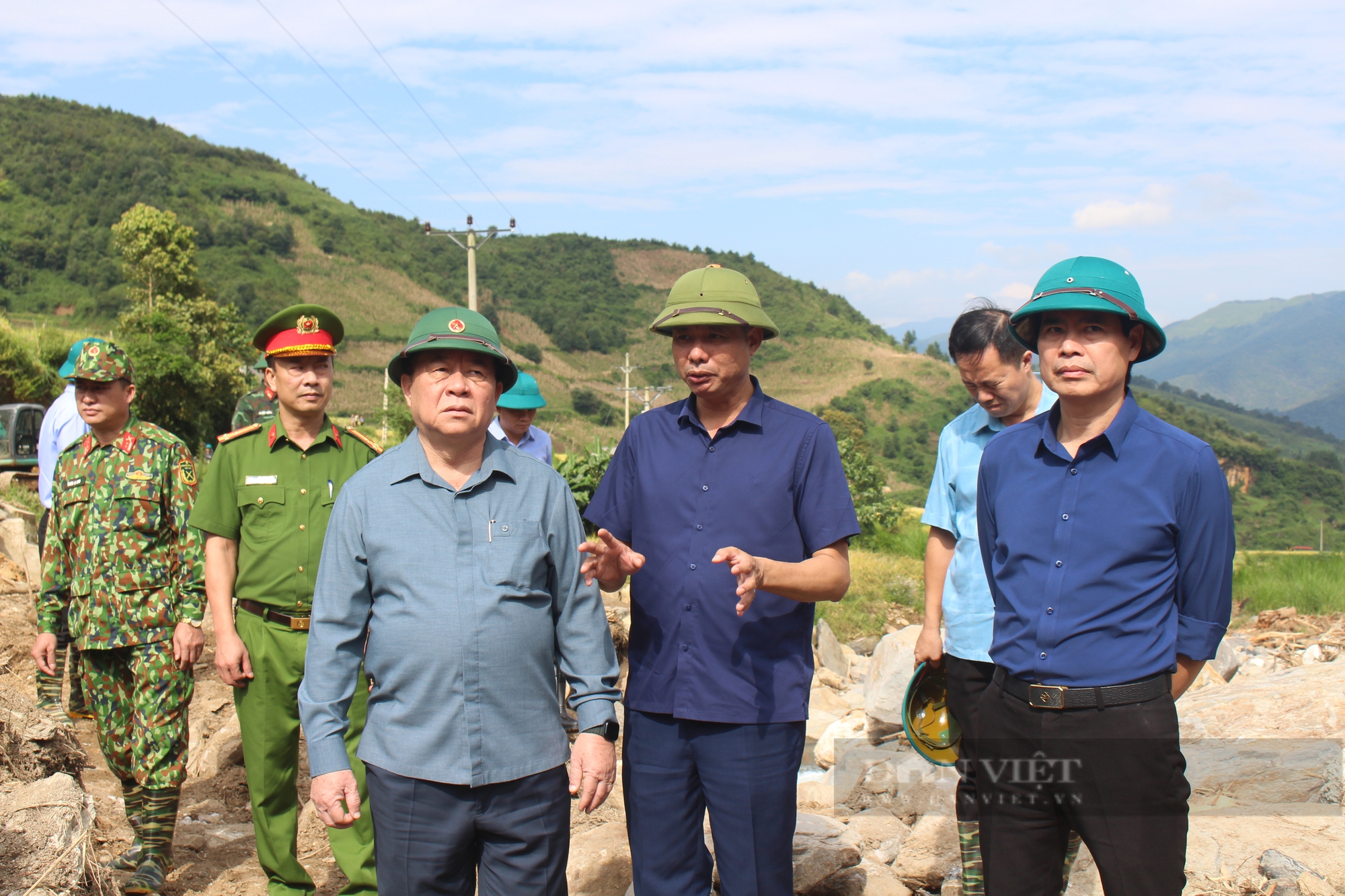 Trưởng Ban Tuyên giáo Trung ương thăm hỏi động viên người dân ảnh hưởng do bão số 3 tại Sơn La - Ảnh 2.