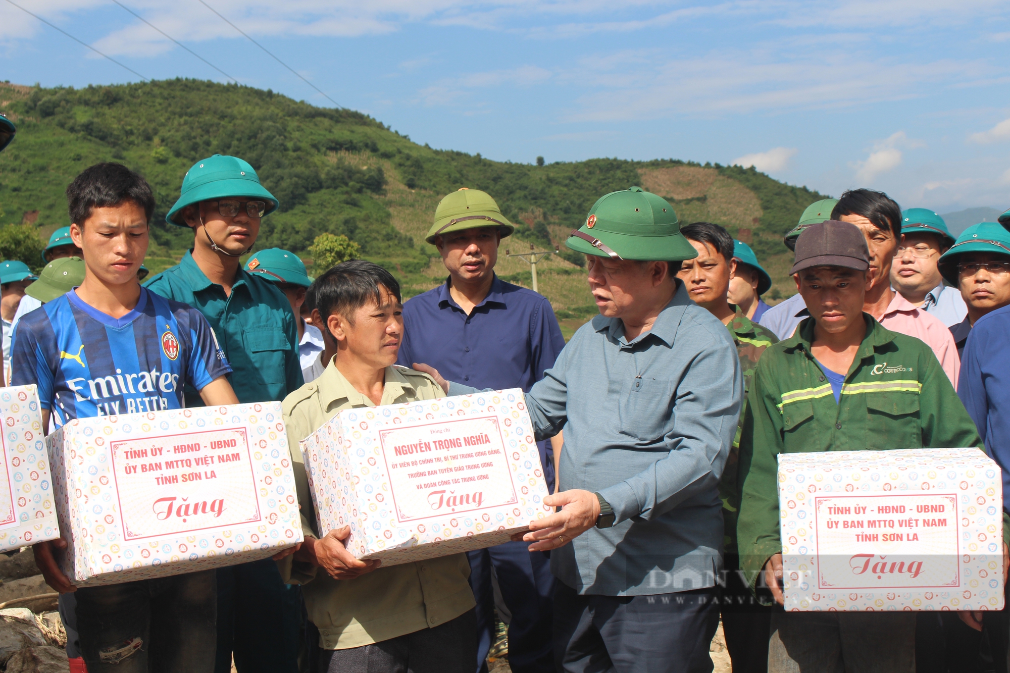 Trưởng Ban Tuyên giáo Trung ương thăm hỏi động viên người dân ảnh hưởng do bão số 3 tại Sơn La - Ảnh 4.