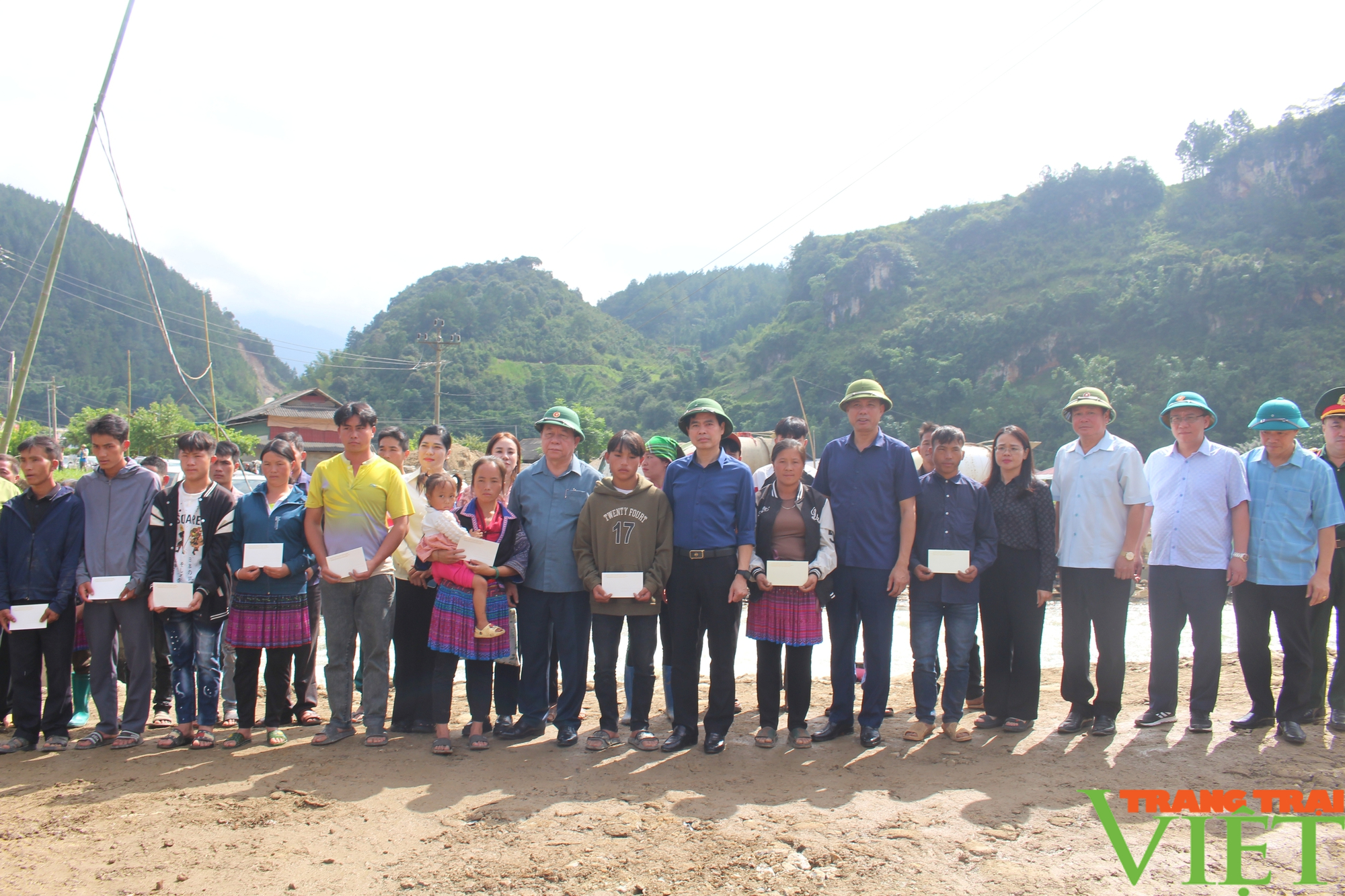 Trưởng ban Tuyên giáo Trung ương kiểm tra công tác khắc phục hậu quả mưa lũ tại Sơn La - Ảnh 5.