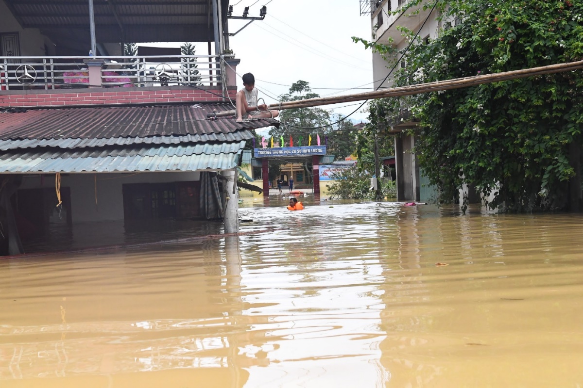 Hàng trăm ngàn sản phẩm sữa tươi, nước tinh khiết TH đến với người dân vùng ngập lũ miền Bắc- Ảnh 4.