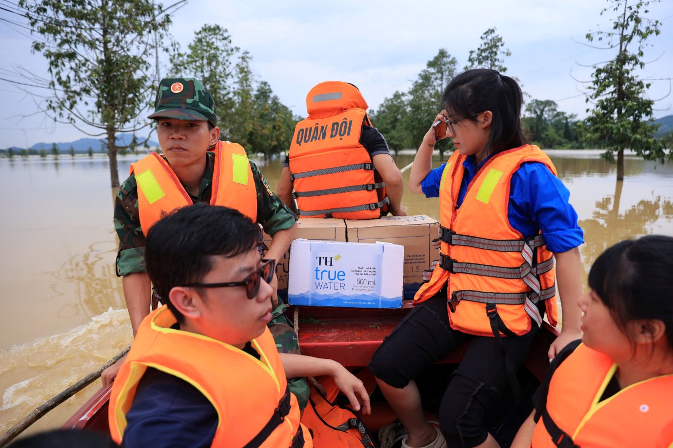 Hàng trăm ngàn sản phẩm sữa tươi, nước tinh khiết TH đến với người dân vùng ngập lũ miền Bắc- Ảnh 5.