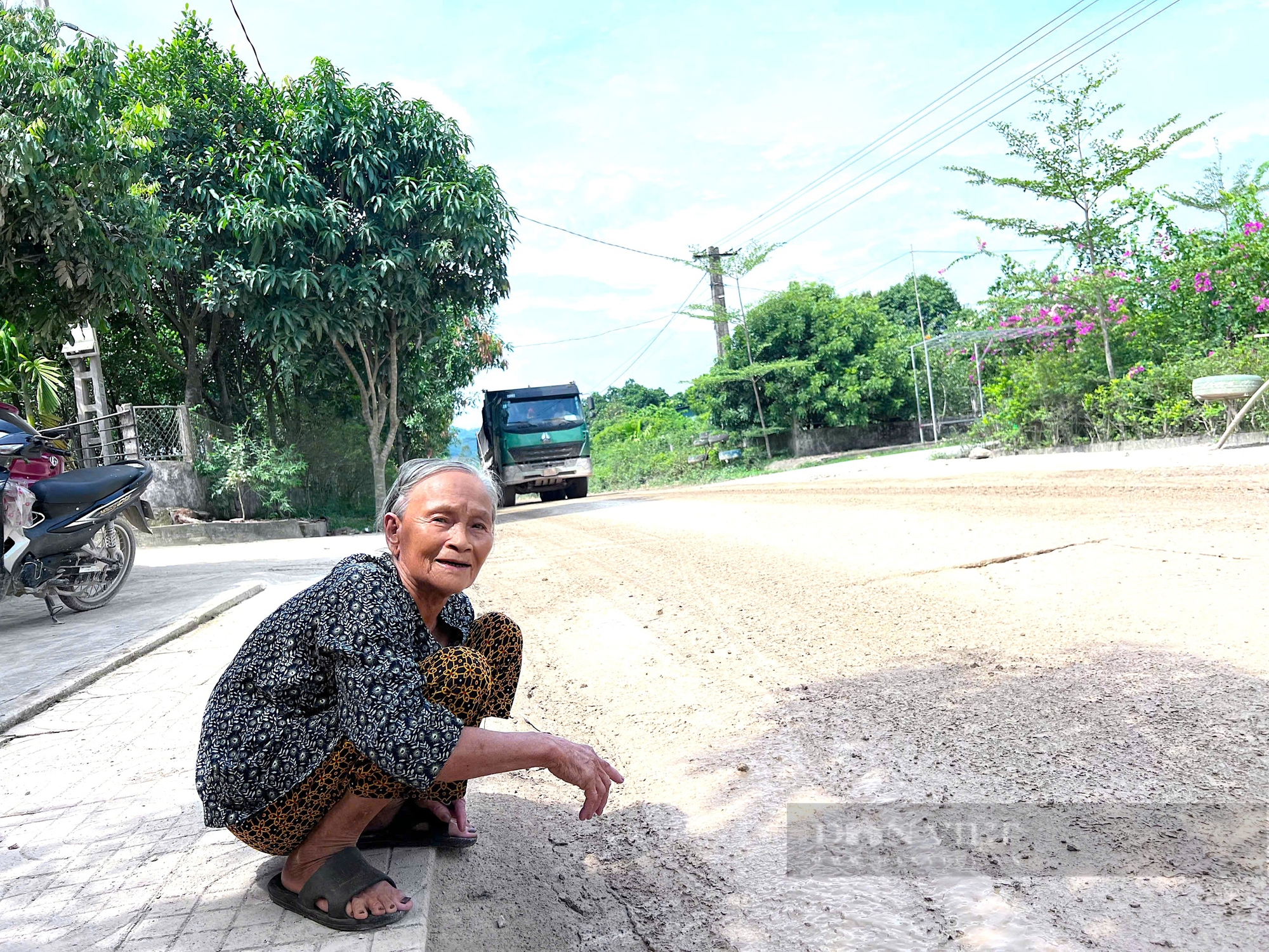 Hà Tĩnh: Đoàn xe "hổ vồ" cày nát đường khu dân cư kiểu mẫu, người dân bất lực sống chung với ô nhiễm- Ảnh 9.