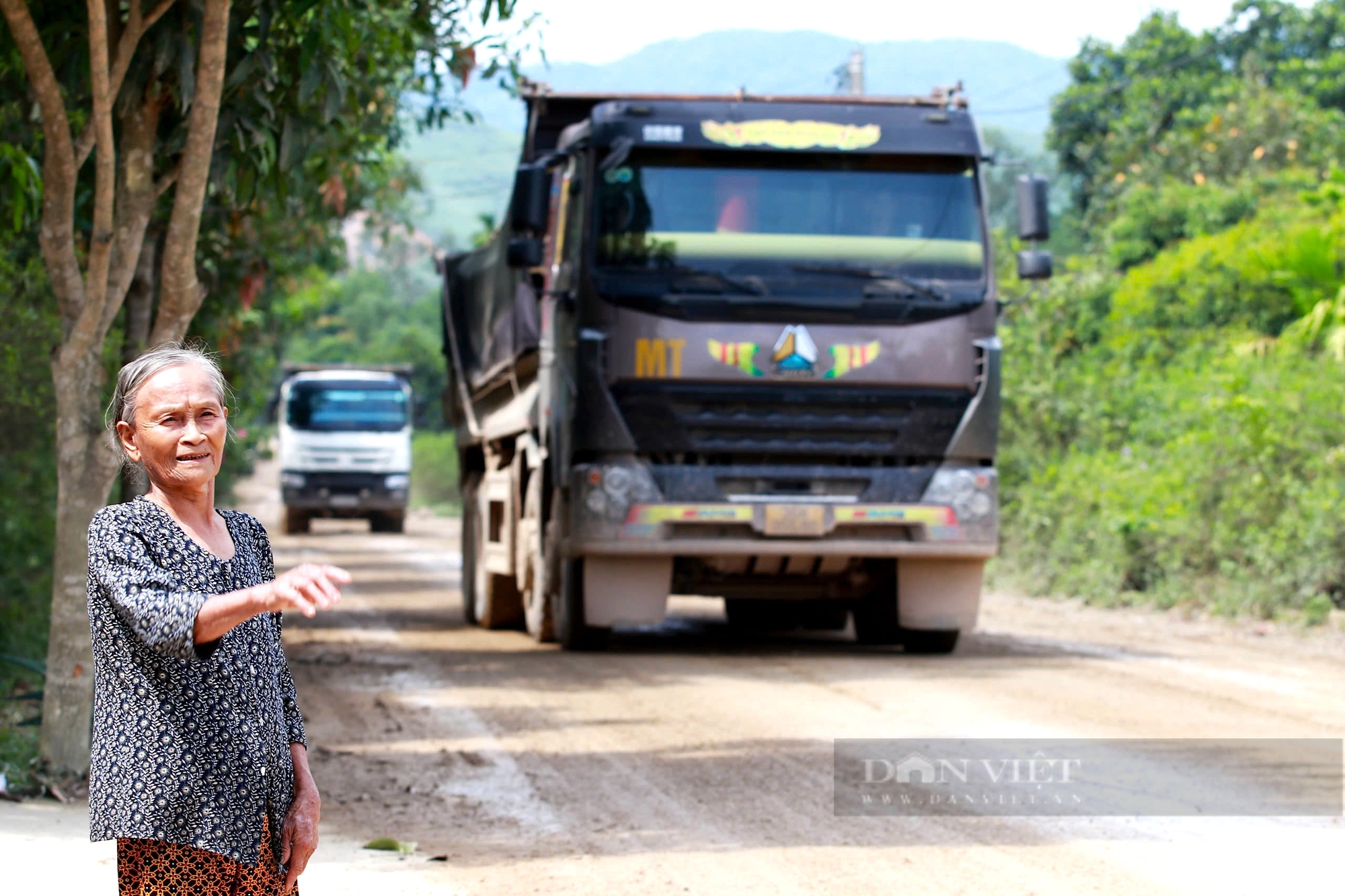 Hà Tĩnh: Đoàn xe "hổ vồ" cày nát đường khu dân cư kiểu mẫu, người dân bất lực sống chung với ô nhiễm- Ảnh 2.