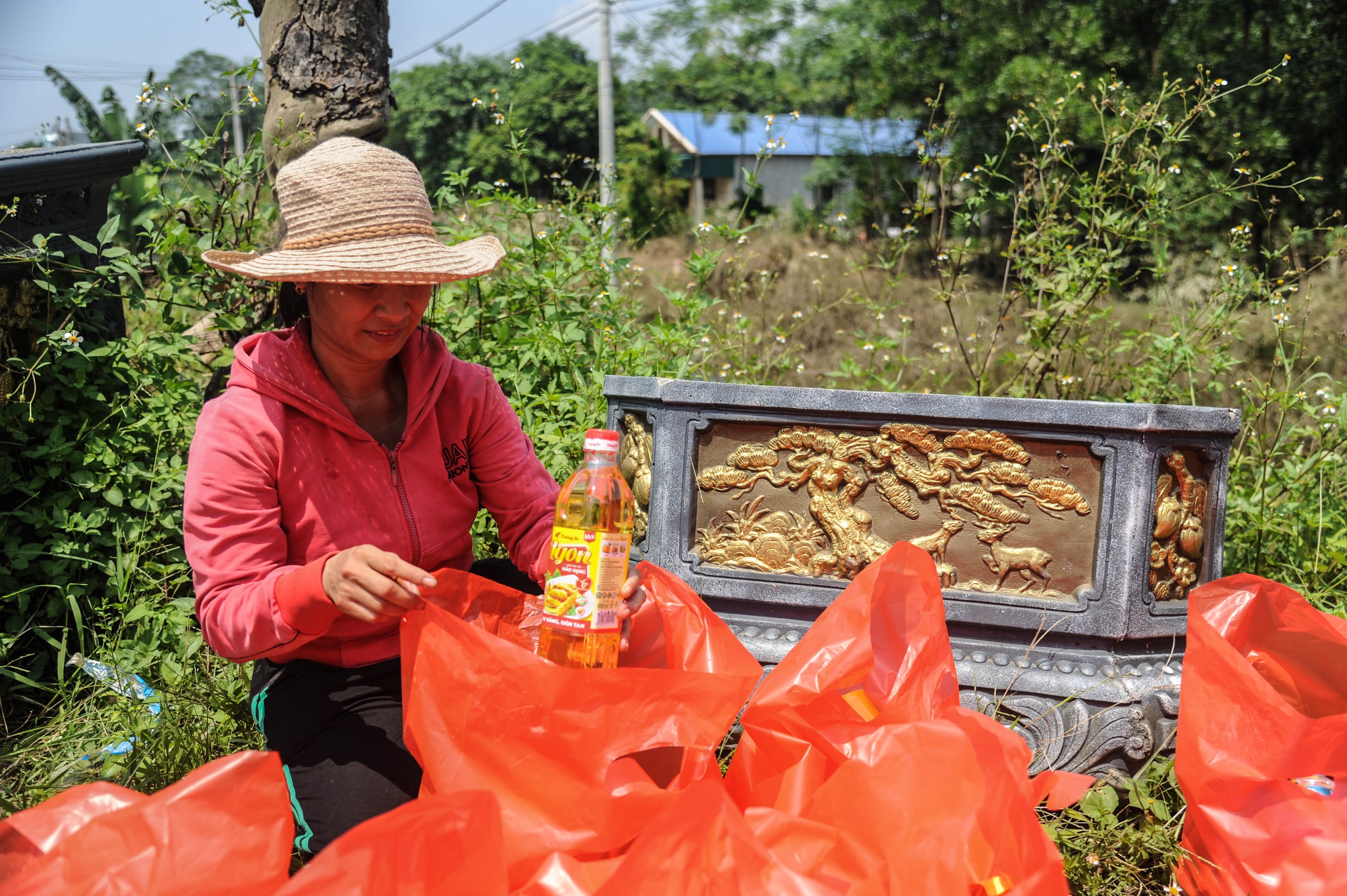 Bơi thuyền cứu trợ người dân bị cô lập do mưa lũ - Ảnh 18.