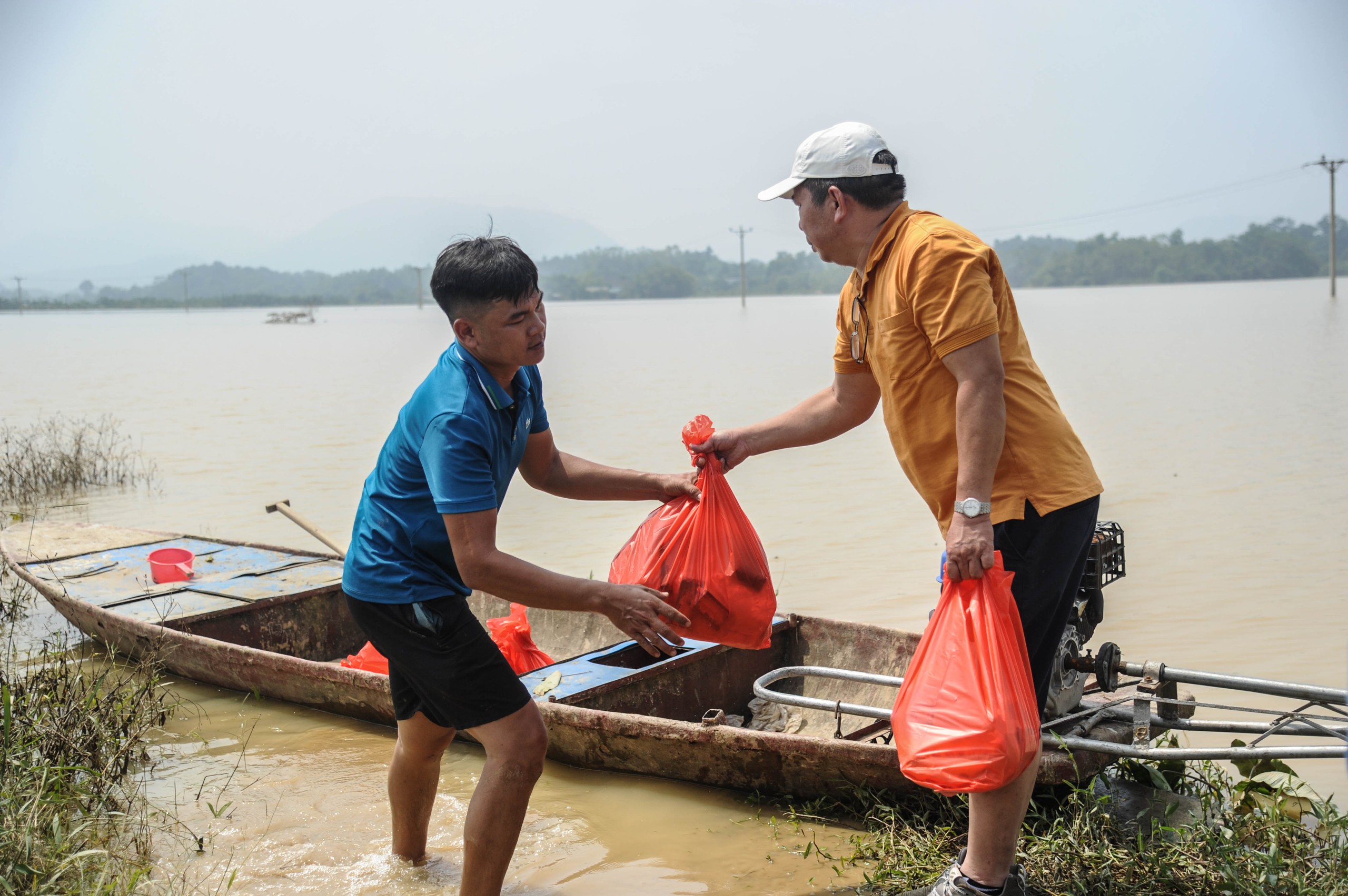 Bơi thuyền cứu trợ người dân bị cô lập do mưa lũ - Ảnh 19.