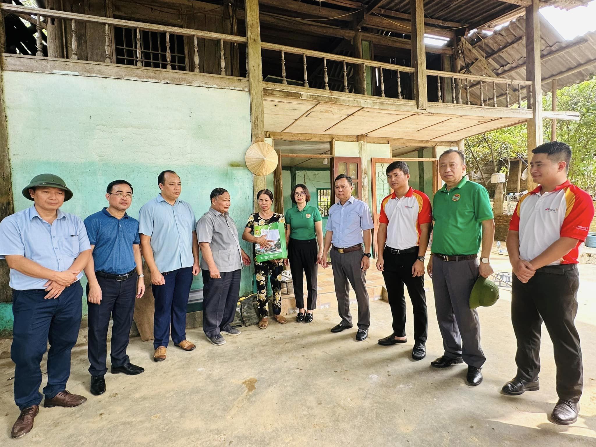 Nông dân bị thiệt hại do mưa lũ ở Tuyên Quang xúc động, khóc khi Trung ương Hội NDVN đến thăm, động viên, tặng quà - Ảnh 7.