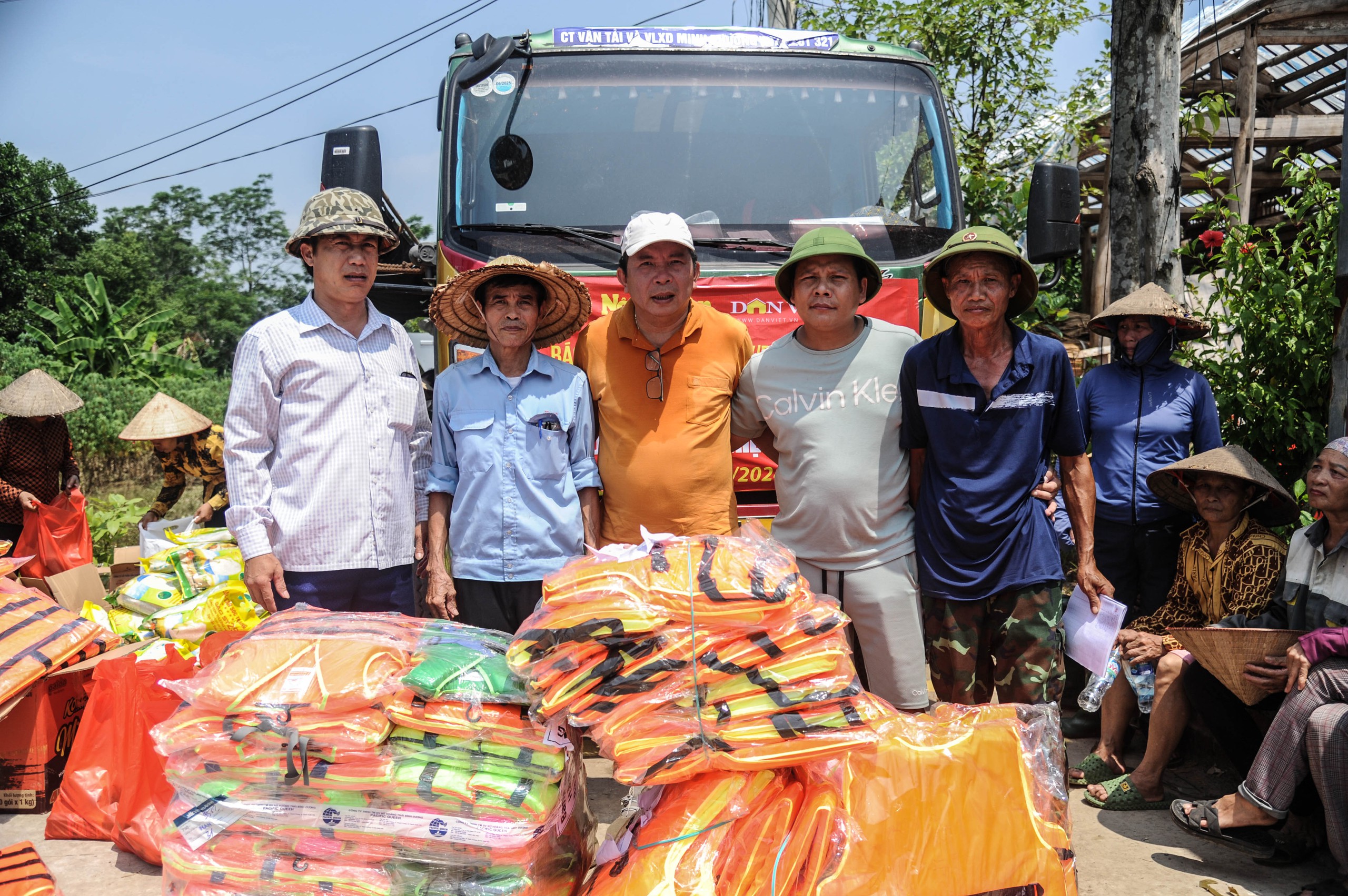 Bơi thuyền cứu trợ người dân bị cô lập do mưa lũ - Ảnh 9.