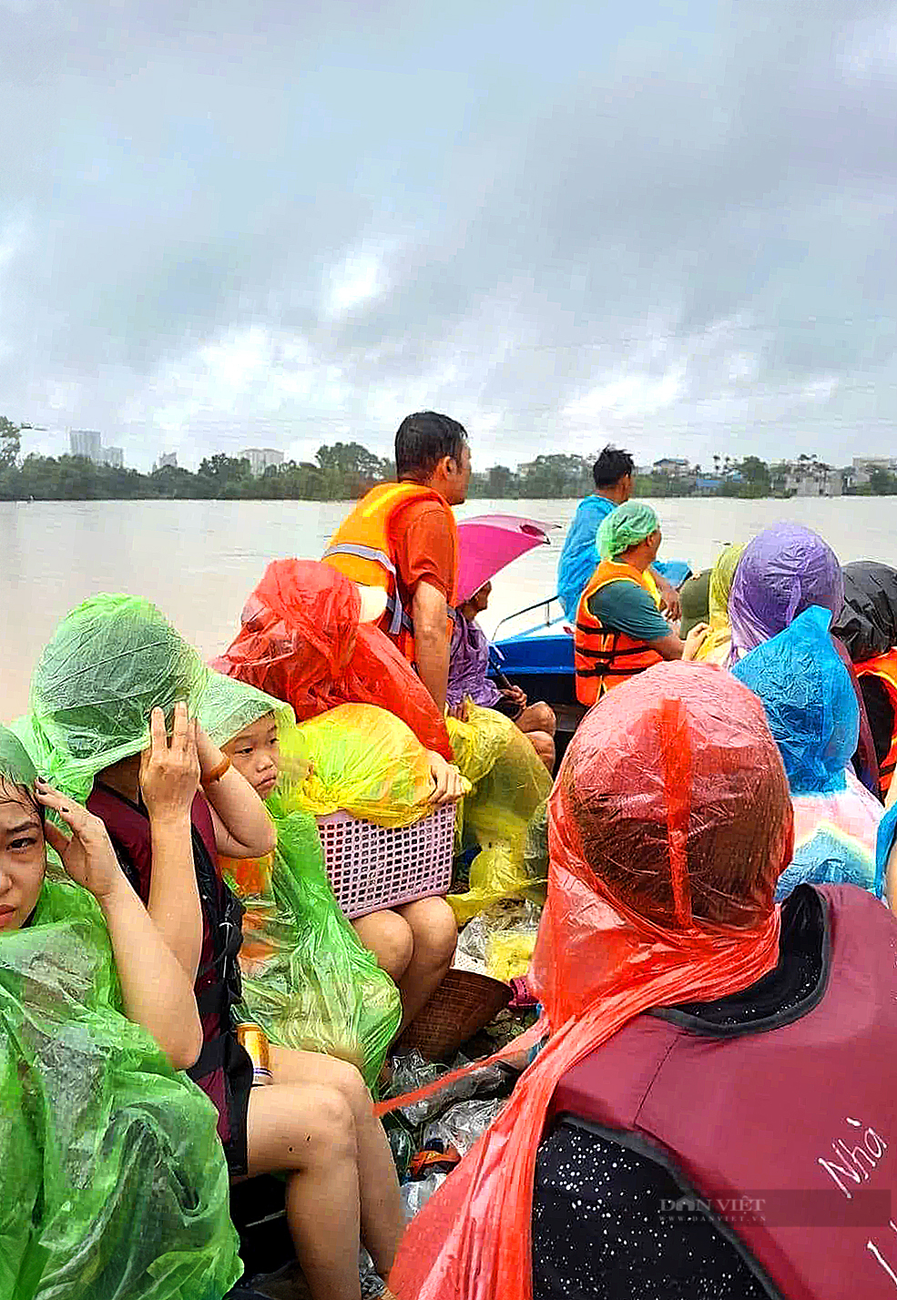 Cứu hộ hàng nghìn người trong mưa lũ của nhóm cứu hộ Hồ Ghềnh Chè - Những người hùng giữa thời bình - Ảnh 9.