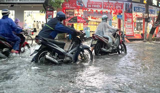 Chủ tịch tỉnh Quảng Ngãi chỉ đạo khẩn ứng phó sạt lở núi, đồi và ngập úng đô thị- Ảnh 5.